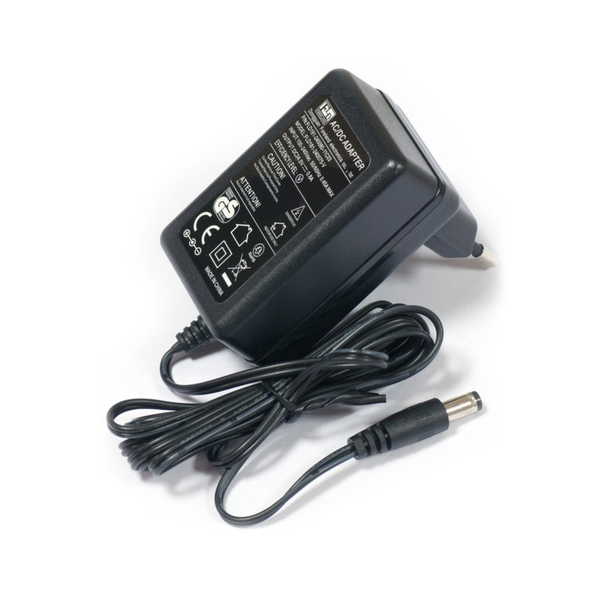 Czarny zasilacz AC/DC z kablem i złączem na białej powierzchni. Zasilacz ma etykiety tekstowe i wtyczkę.