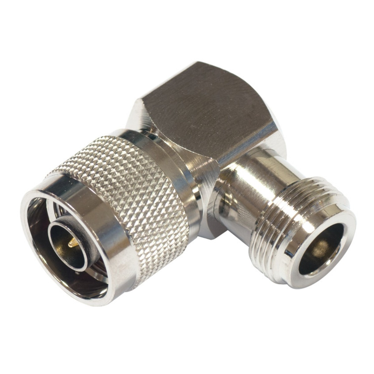 Metalowe złącze w kształcie łokcia. Jest srebrne, z gwintowanym końcem, radełkowanym uchwytem i centralnym okrągłym otworem.