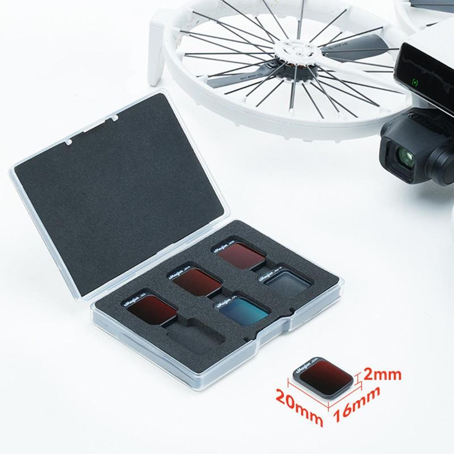 Kit di filtri per droni con filtri rossi e blu in una custodia. Un drone con eliche è sullo sfondo. Le dimensioni sono indicate.