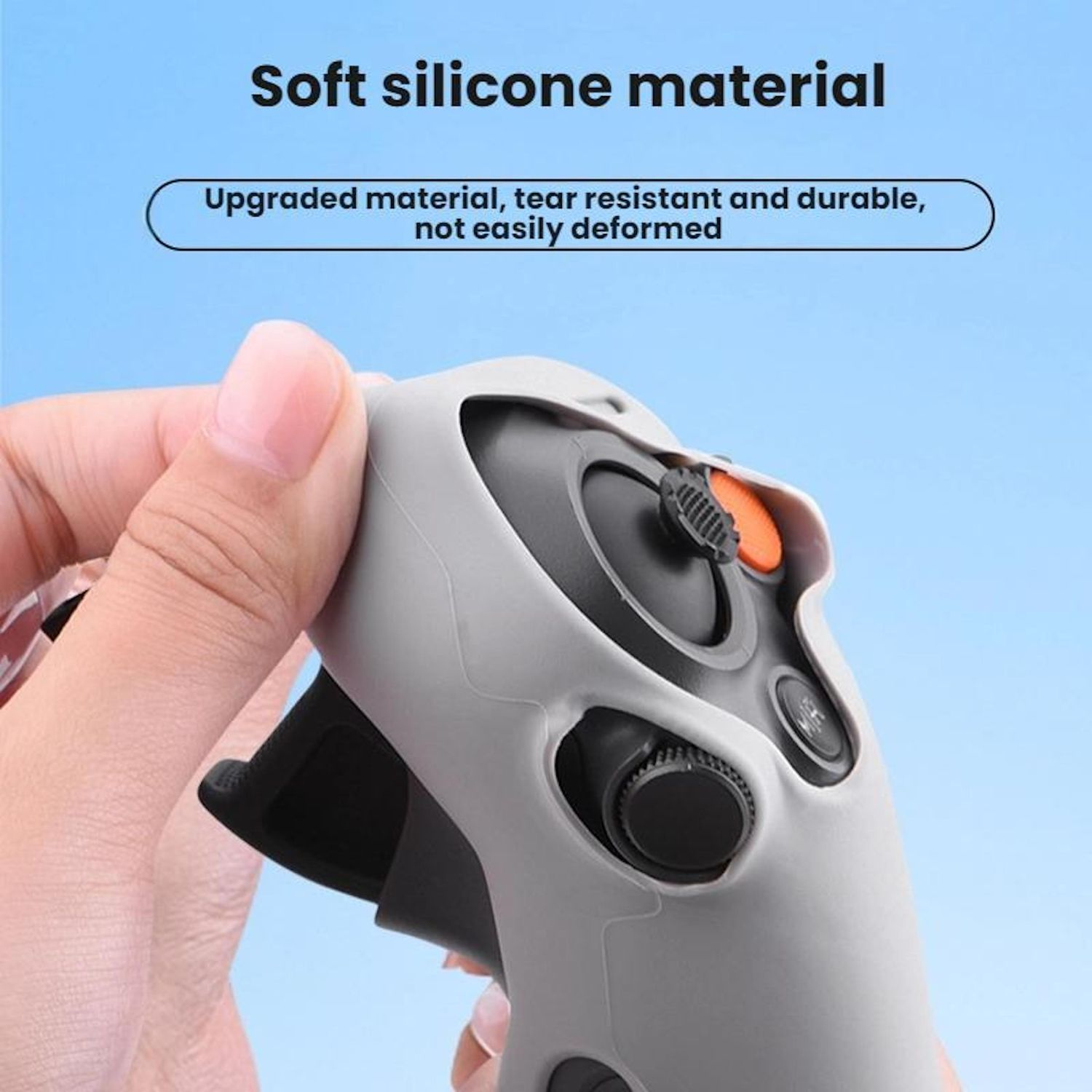 Una mano tiene una copertura in silicone grigio per un controller. Lo sfondo è blu con testo sul materiale.