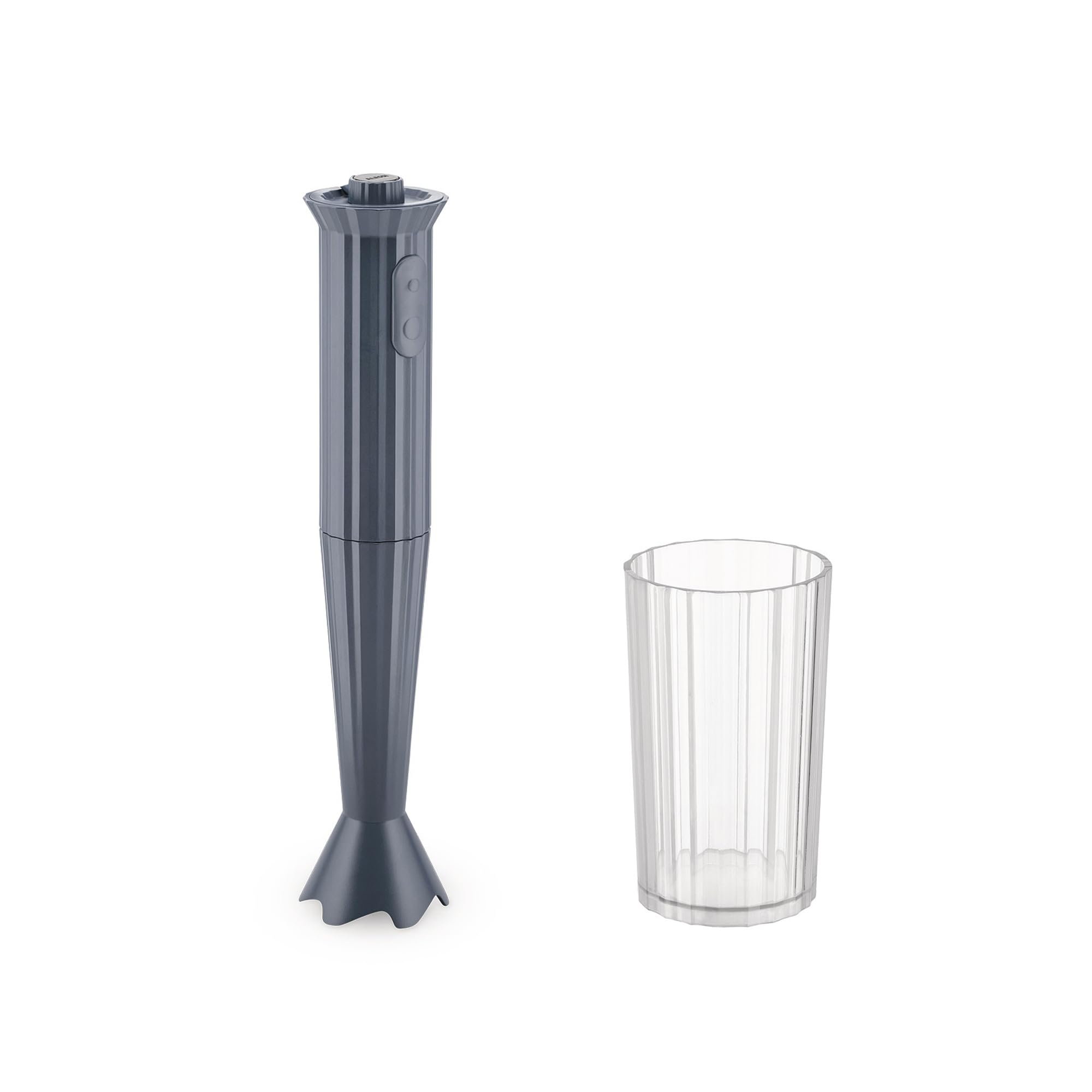 Un frullatore a immersione grigio e un bicchiere di plastica trasparente su sfondo bianco. Il frullatore è a sinistra.
