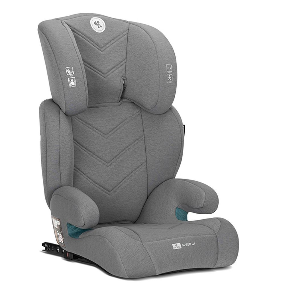 Ein grauer Kindersitz mit Kopfstütze, Armlehnen und Sitzfläche. Logos und Sicherheitsinformationen sind sichtbar.