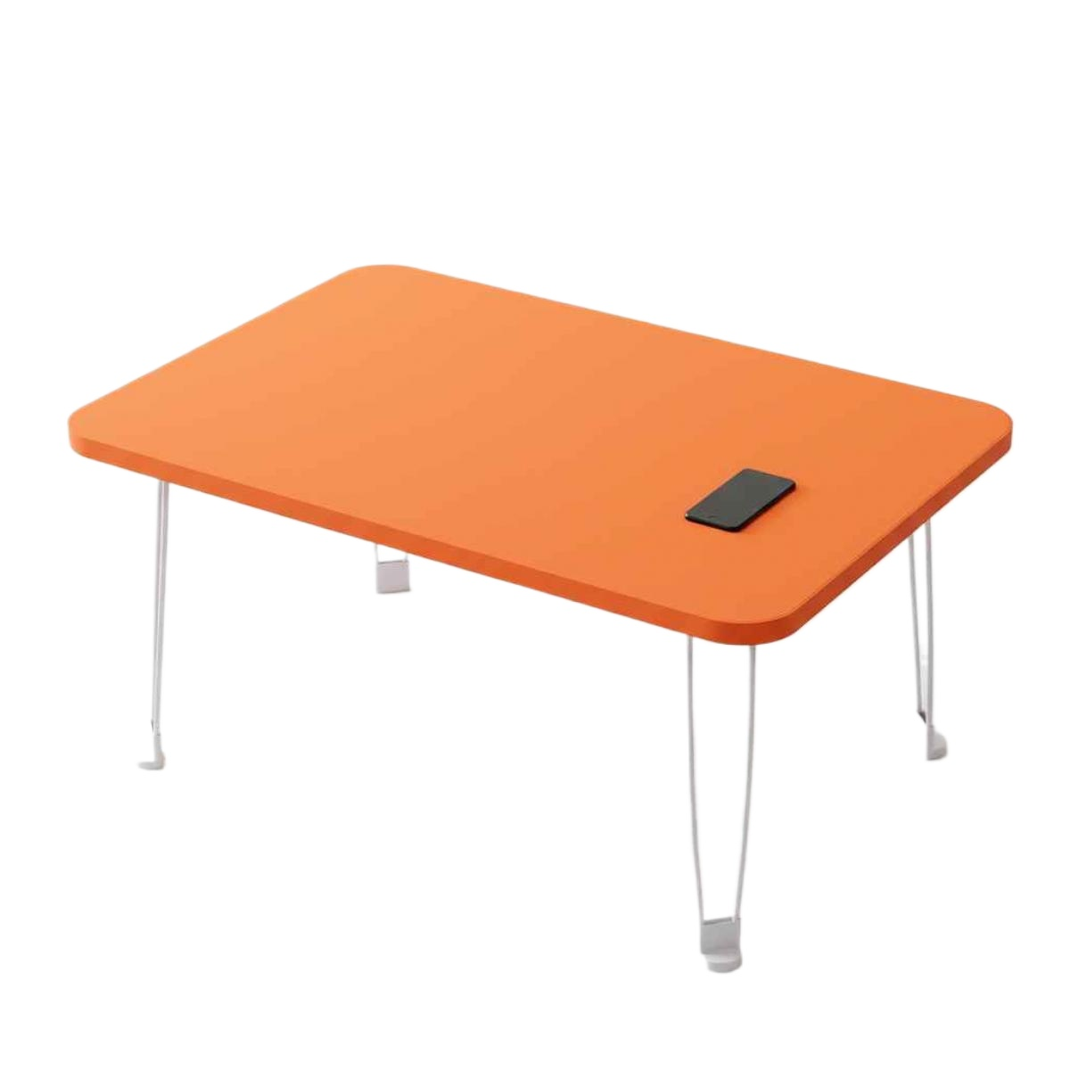 Ein orangefarbener Klapptisch mit weißen Beinen und einem schwarzen Telefon darauf. Der Hintergrund ist weiß.