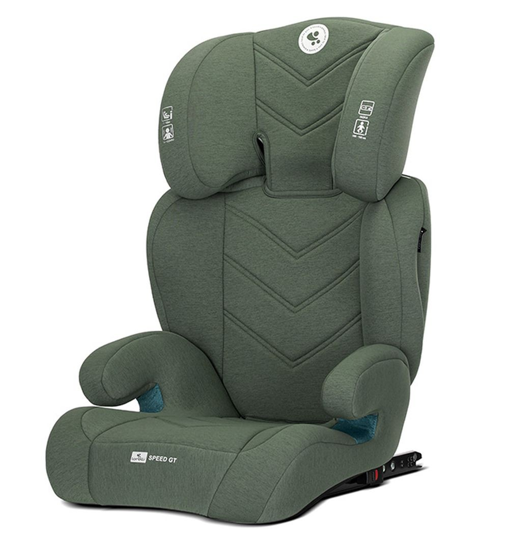 Ein grüner Kindersitz mit Kopfstütze, Armlehnen und Sitzfläche. Auf dem Sitz steht 'SPEED GT'. Er steht vor weißem Hintergrund.