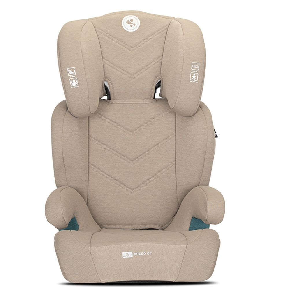 Ein beiger Kindersitz. Er hat eine Kopfstütze, Seitenstützen und einen Sitz mit Zickzackmuster. Die Basis hat den Text Speed GT.