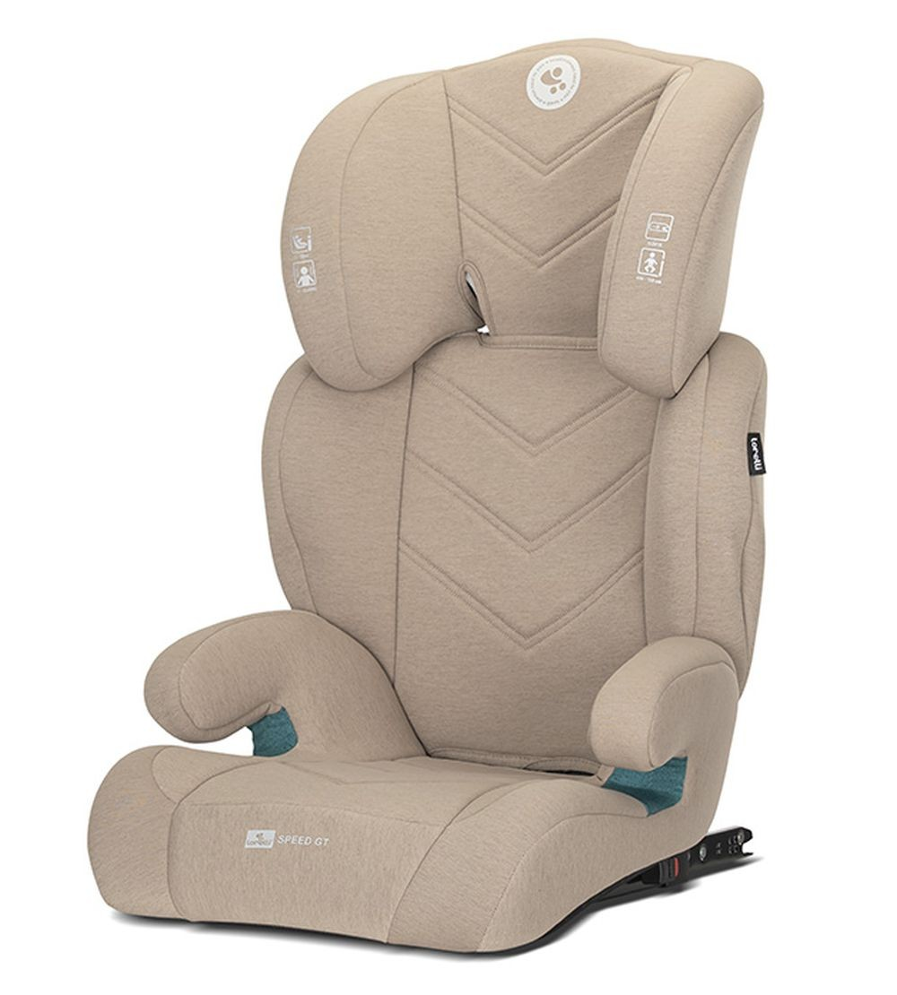 Beiger Kindersitz mit Kopfstütze, Armlehnen und Sitzfläche. Merkmale sind Sicherheitssymbole und das Logo 'Speed GT'.
