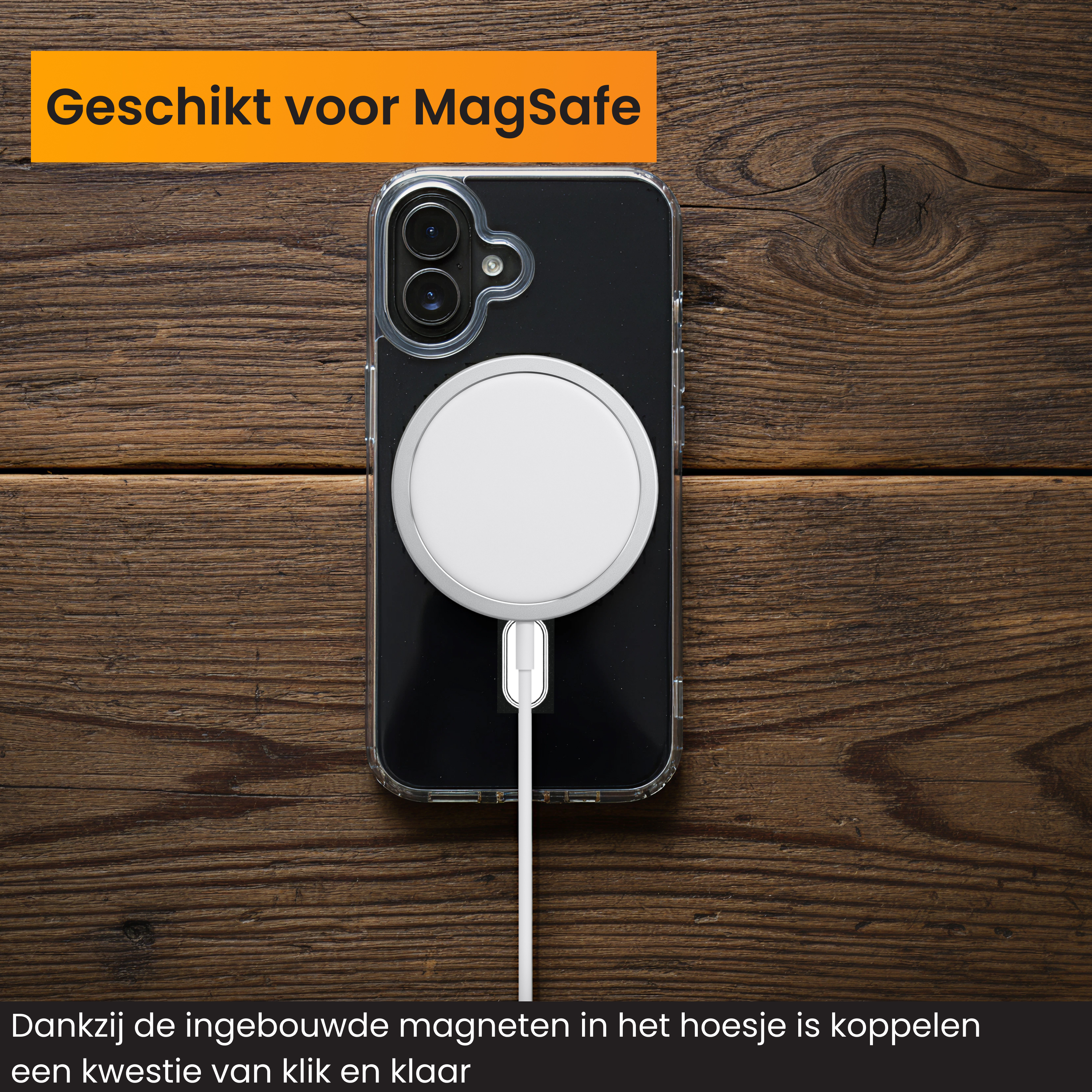 Een telefoonhoesje met MagSafe ligt op een houten oppervlak. Een witte oplader is aangesloten op de telefoon.