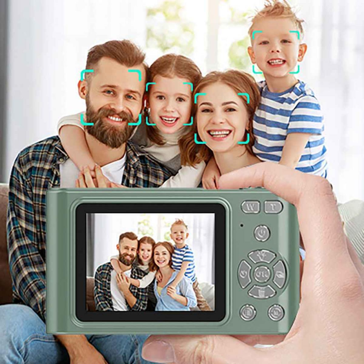 Eine Person hält eine Digitalkamera und fotografiert eine lächelnde vierköpfige Familie. Der Kamerabildschirm zeigt dieselbe Familie.