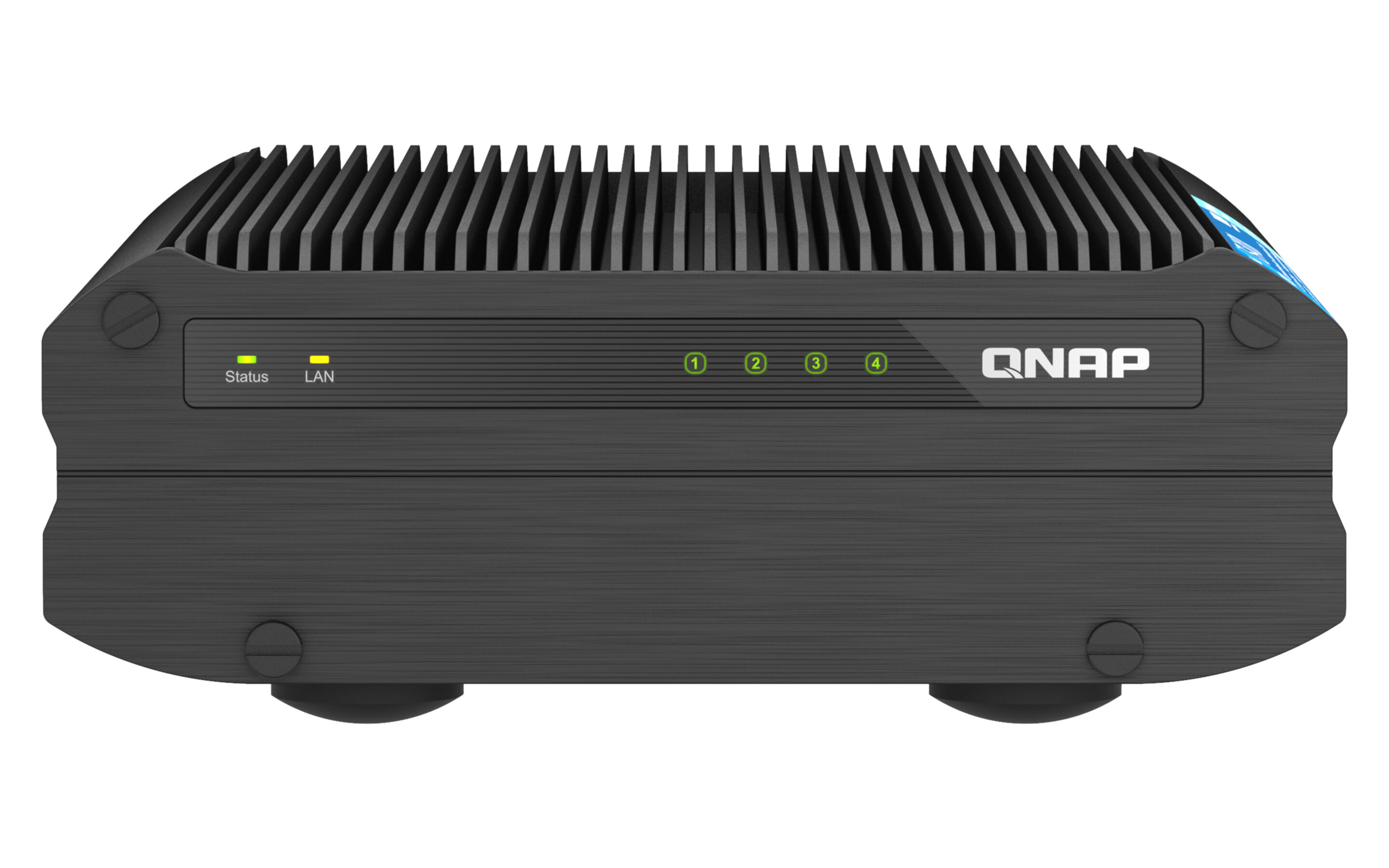 Ein schwarzer QNAP-Router mit Status- und LAN-Lichtern sowie vier nummerierten Lichtern. Die Oberseite hat Lamellen.
