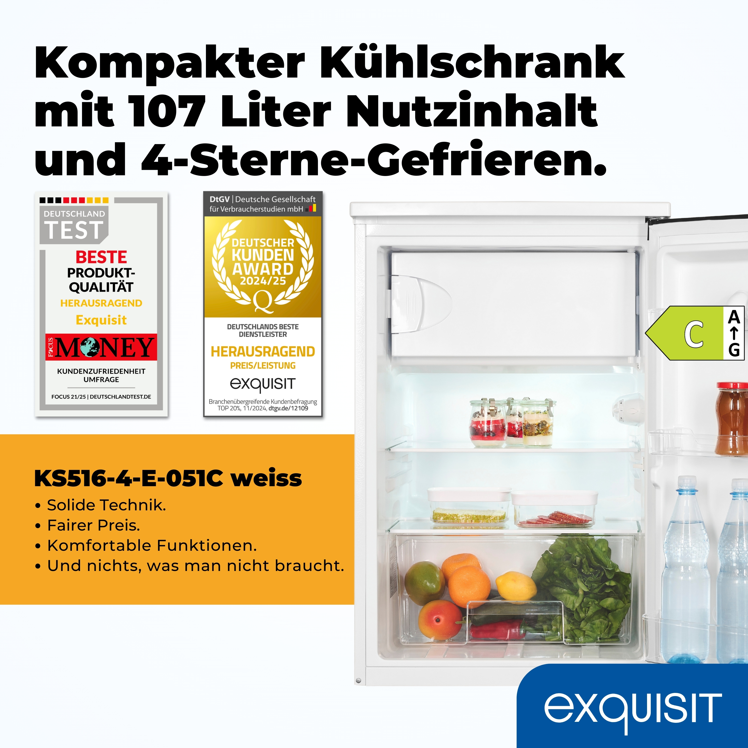 Weißer Kühlschrank mit offener Tür, gefüllt mit Lebensmitteln. Oben Auszeichnungen. Text: Kompakter Kühlschrank mit 107 Liter Nutzinhalt.