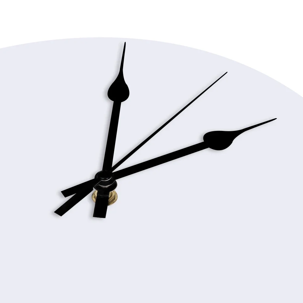 Nahaufnahme eines Ziffernblatts mit schwarzen Zeigern auf weißem Hintergrund. Die Zeiger zeigen auf verschiedene Zeiten. Die Mitte der Uhr ist sichtbar.