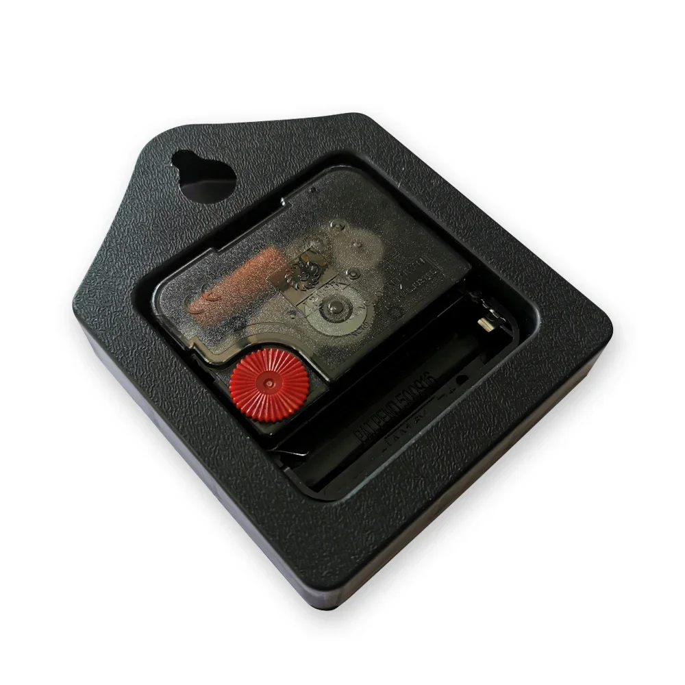 Schwarzer Uhrenmechanismus. Rotes, kreisförmiges Einstellrad. Batteriefach und Innengänge sichtbar.