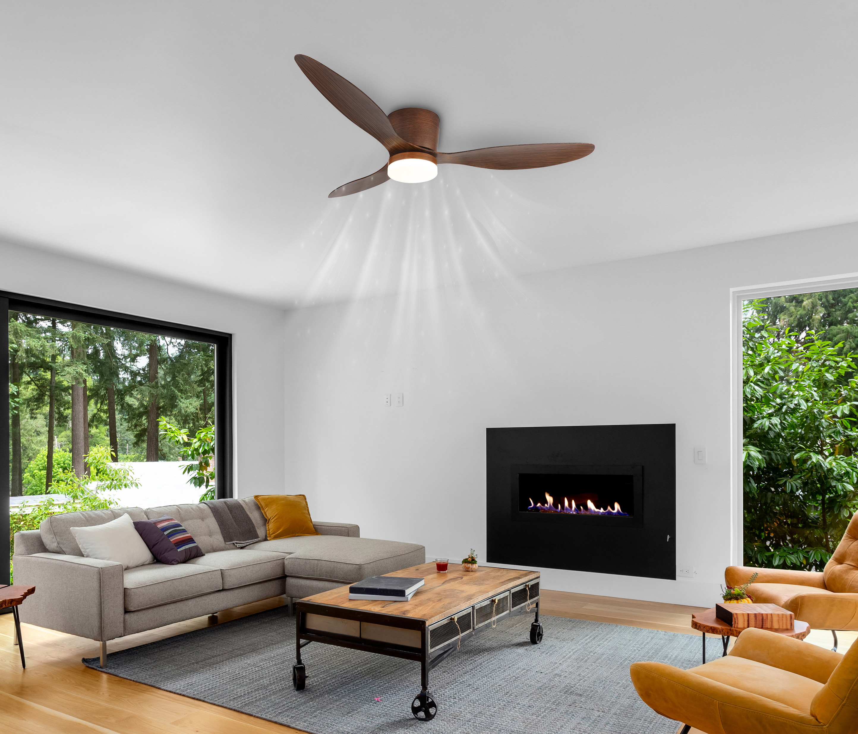 Modernes Wohnzimmer. Verfügt über einen Deckenventilator, ein Sofa, einen Couchtisch, einen Kamin und zwei orangefarbene Sessel.