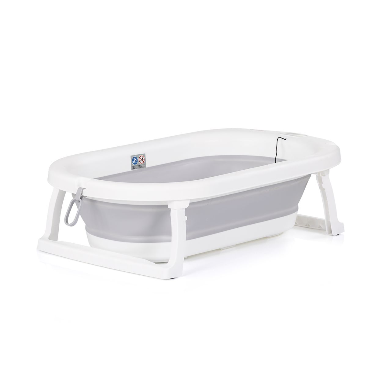 Eine weiß-graue Babybadewanne steht auf einer weißen Oberfläche. Sie ist faltbar und hat Beine. Sicherheitszeichen sind sichtbar.