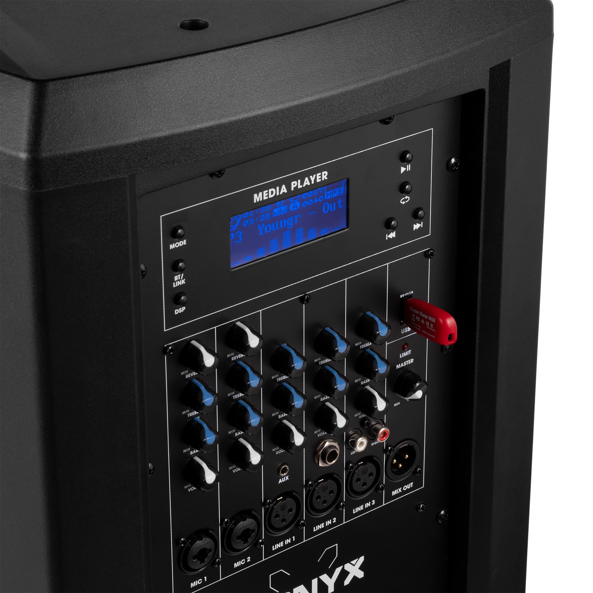 Zwarte audiomixer met blauw display. Knoppen, ingangen en een rode USB-stick zijn zichtbaar.