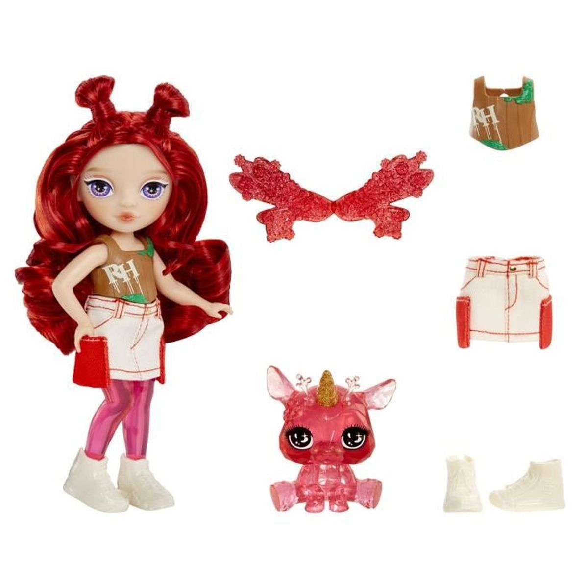 Eine Puppe mit roten Haaren und Zubehör, darunter Flügel, ein Rock und eine kleine Tierfigur, sind auf weißem Hintergrund gezeigt.