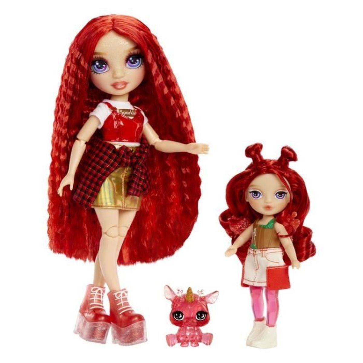 Zwei Puppen mit roten Haaren und eine kleine Einhornfigur. Eine Puppe hat ein rotes Shirt und Rock, die andere ein braunes Oberteil und einen weißen Rock.