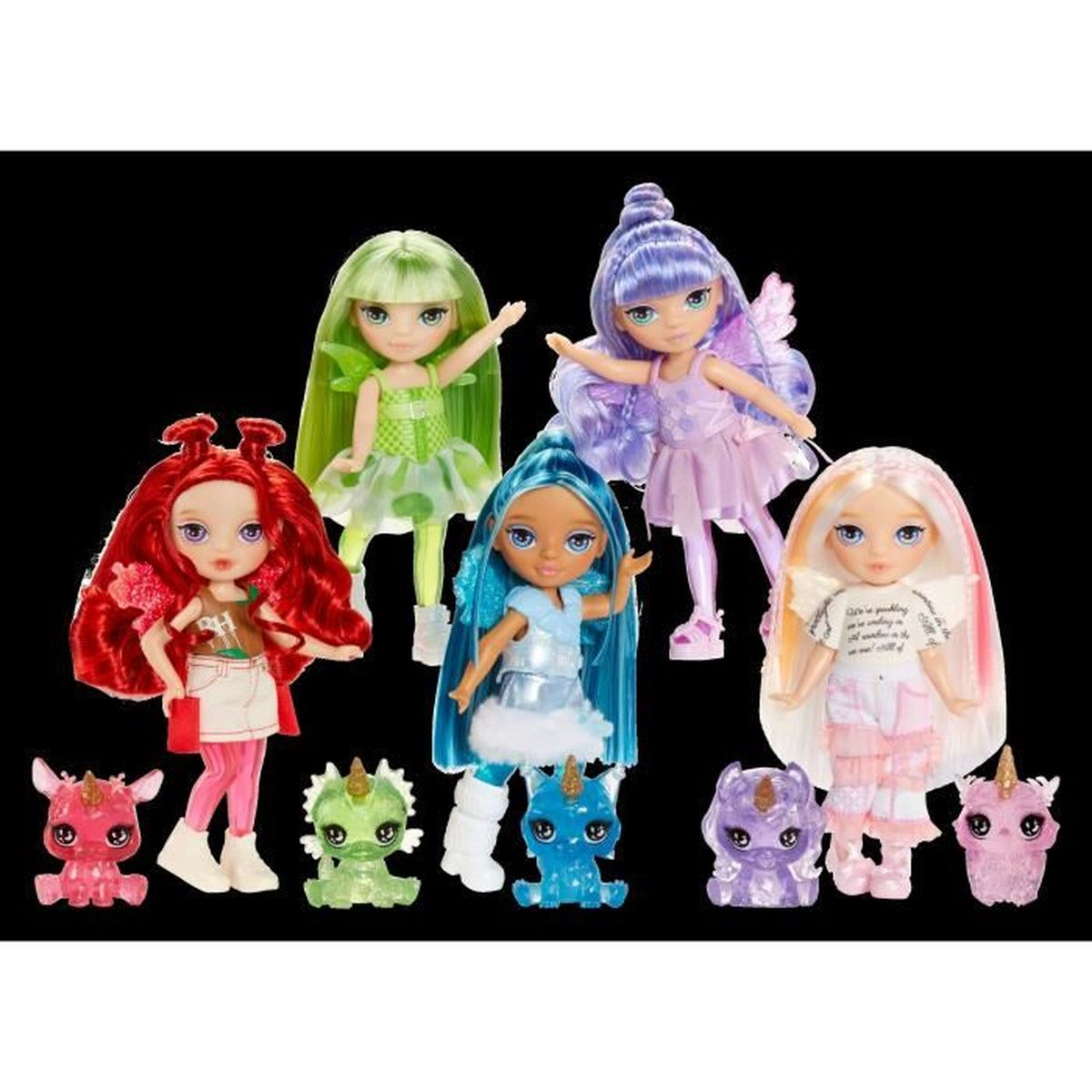 Mehrere Feenpuppen mit bunten Haaren und Outfits sind auf schwarzem Hintergrund angeordnet, davor kleine Einhornfiguren.