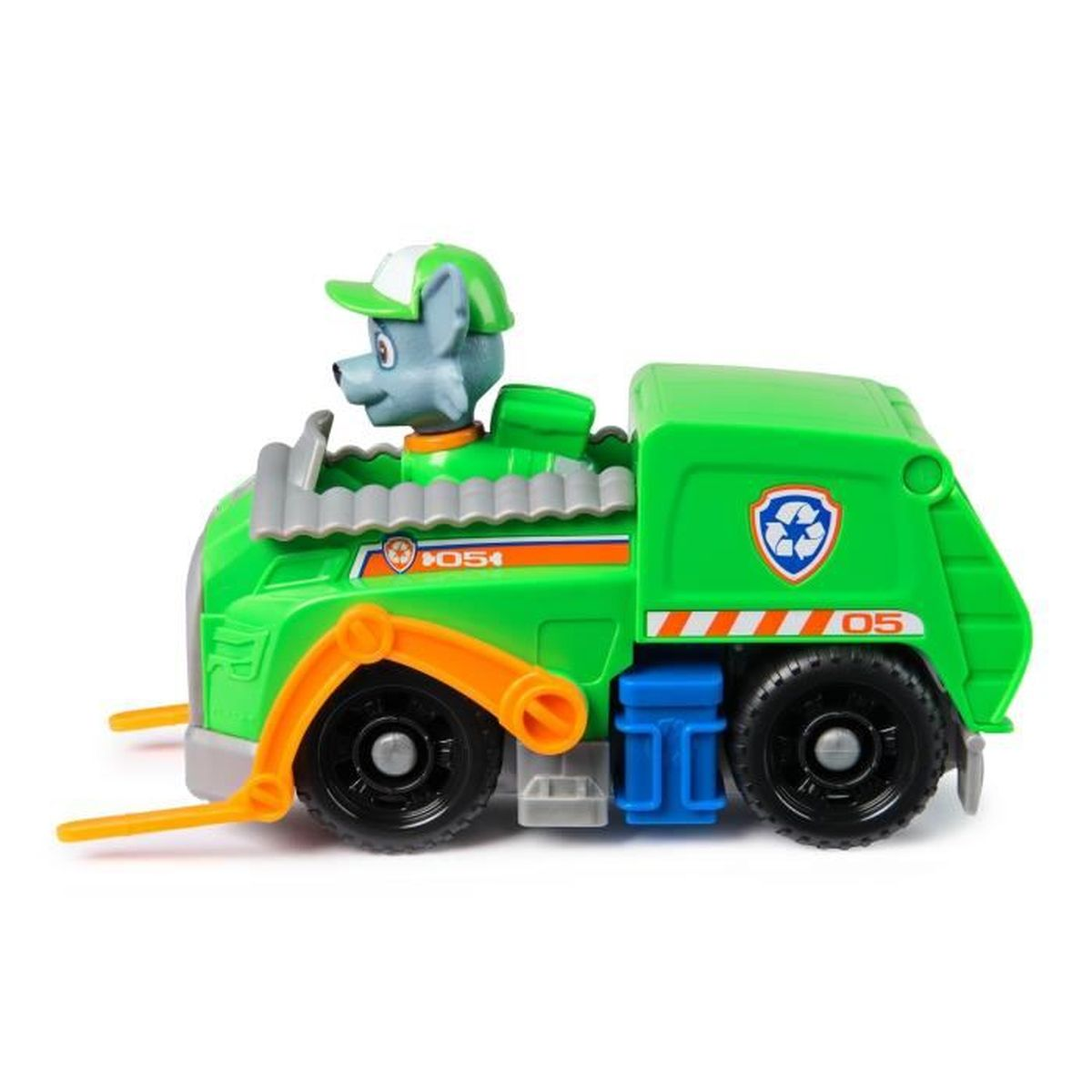 Grüner Spielzeug-LKW mit Hundefigur mit Kappe. Der LKW hat orangefarbene und schwarze Details. Der Hintergrund ist weiß.