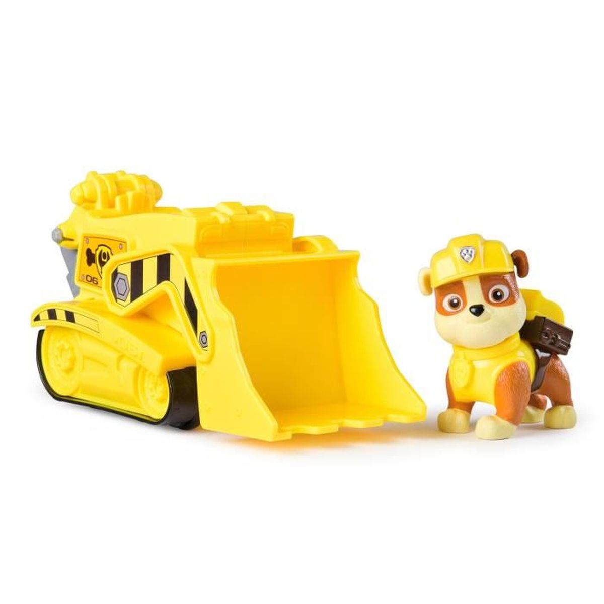 Gelbes Spielzeug-Baugerät und eine Paw Patrol-Figur, Rubble, stehen daneben auf weißem Hintergrund.