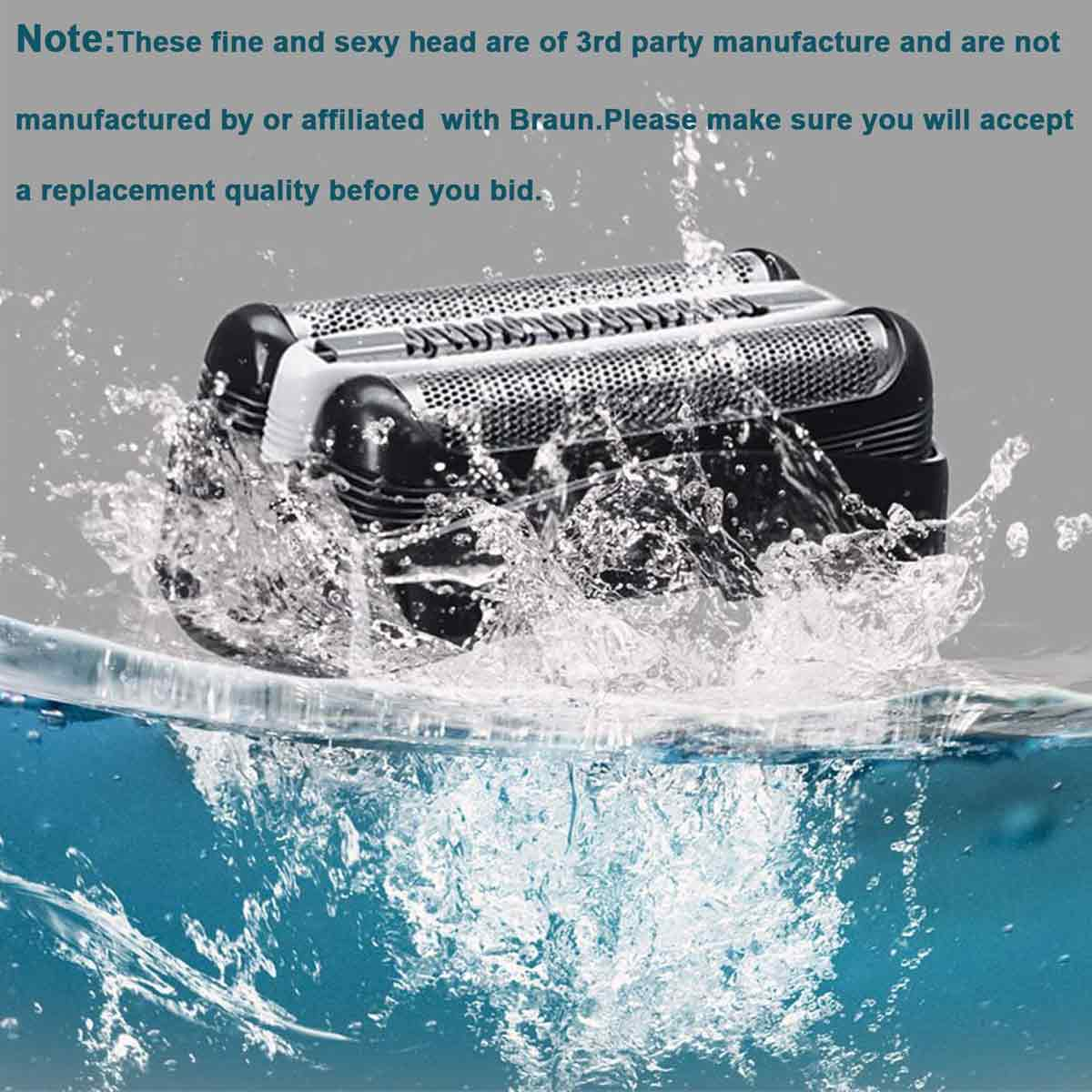 Ein Scherkopf ist in Wasser getaucht, das Wasser spritzt um ihn herum. Der Hintergrund ist ein Farbverlauf aus Blau und Grau.