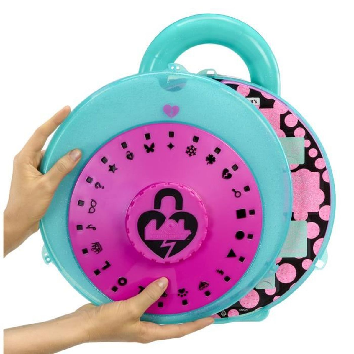 Ein Kinderspielzeug, ein runder, blau-rosa Koffer mit Griff. Verfügt über ein Schlossdesign und verschiedene Symbole. Von zwei Händen gehalten.