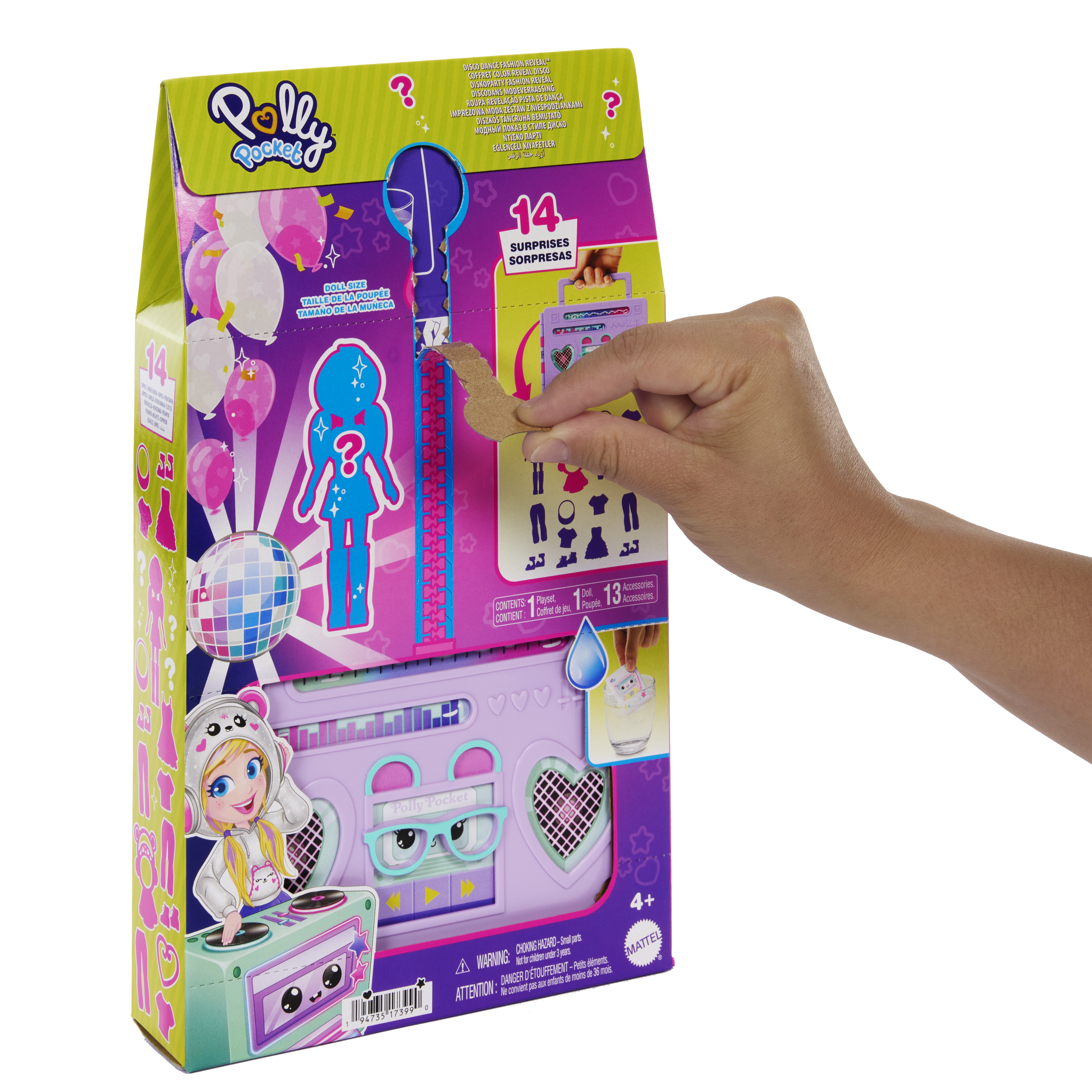 Eine Hand öffnet eine Polly Pocket-Box. Die Box hat ein DJ-Thema mit einer Puppenillustration und den Worten '14 Überraschungen'.
