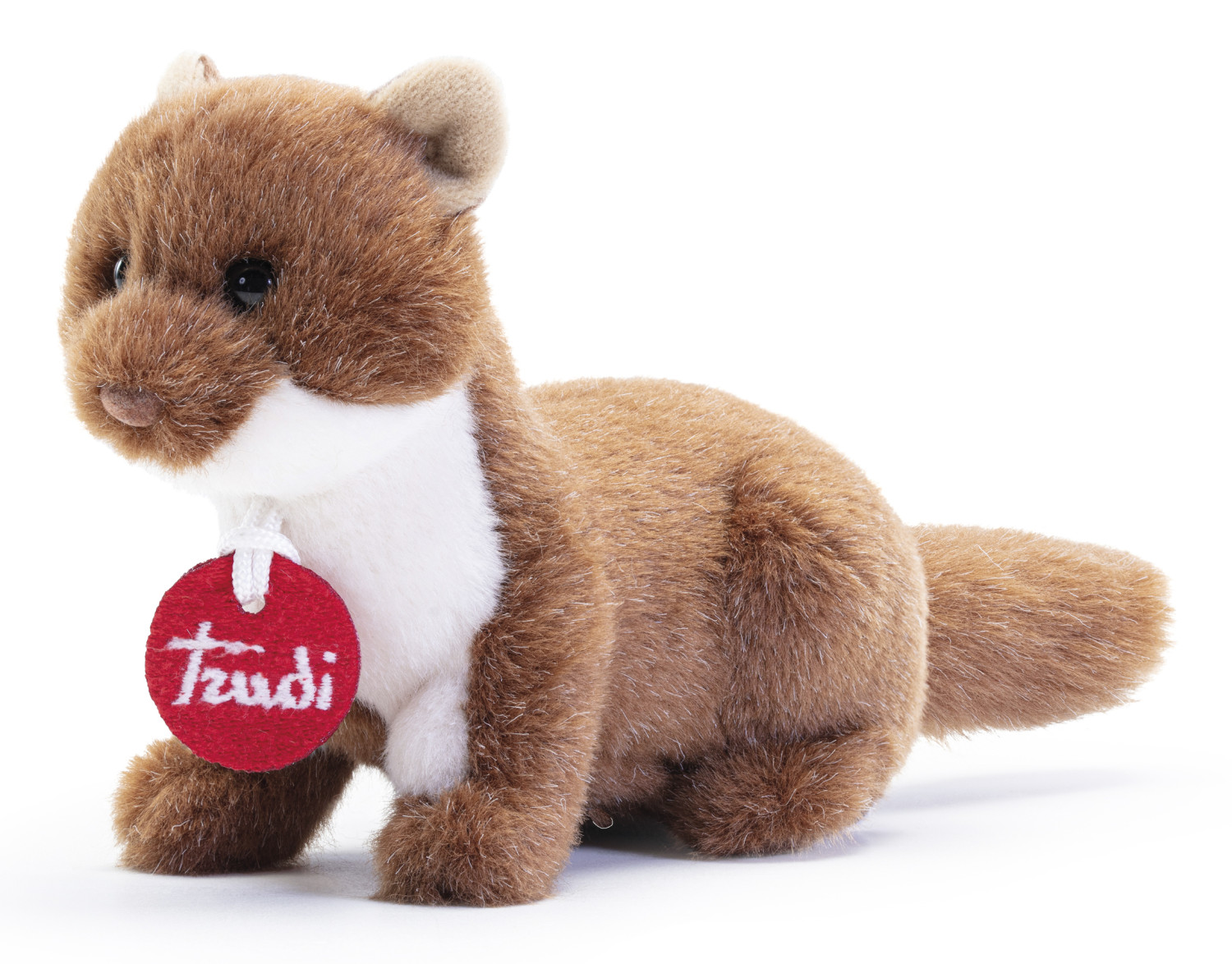 Ein Stofftier-Wiesel. Braunes Fell mit weißer Brust und Bauch. Es hat ein rotes Etikett mit der Aufschrift "Trudi".