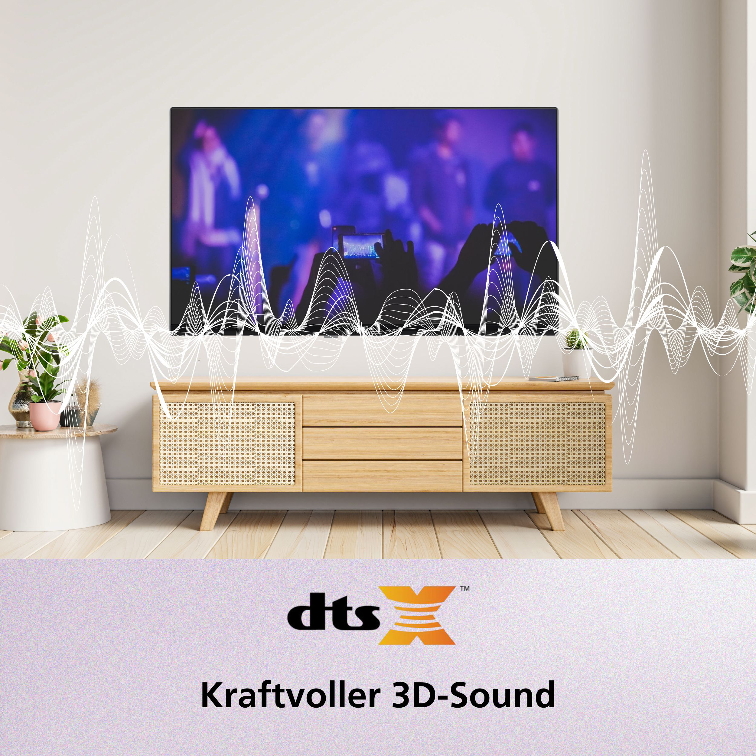 Ein Fernseher zeigt eine Konzernszene mit Soundwellen-Grafiken über einem Holzschrank. DTS:X-Logo unten.