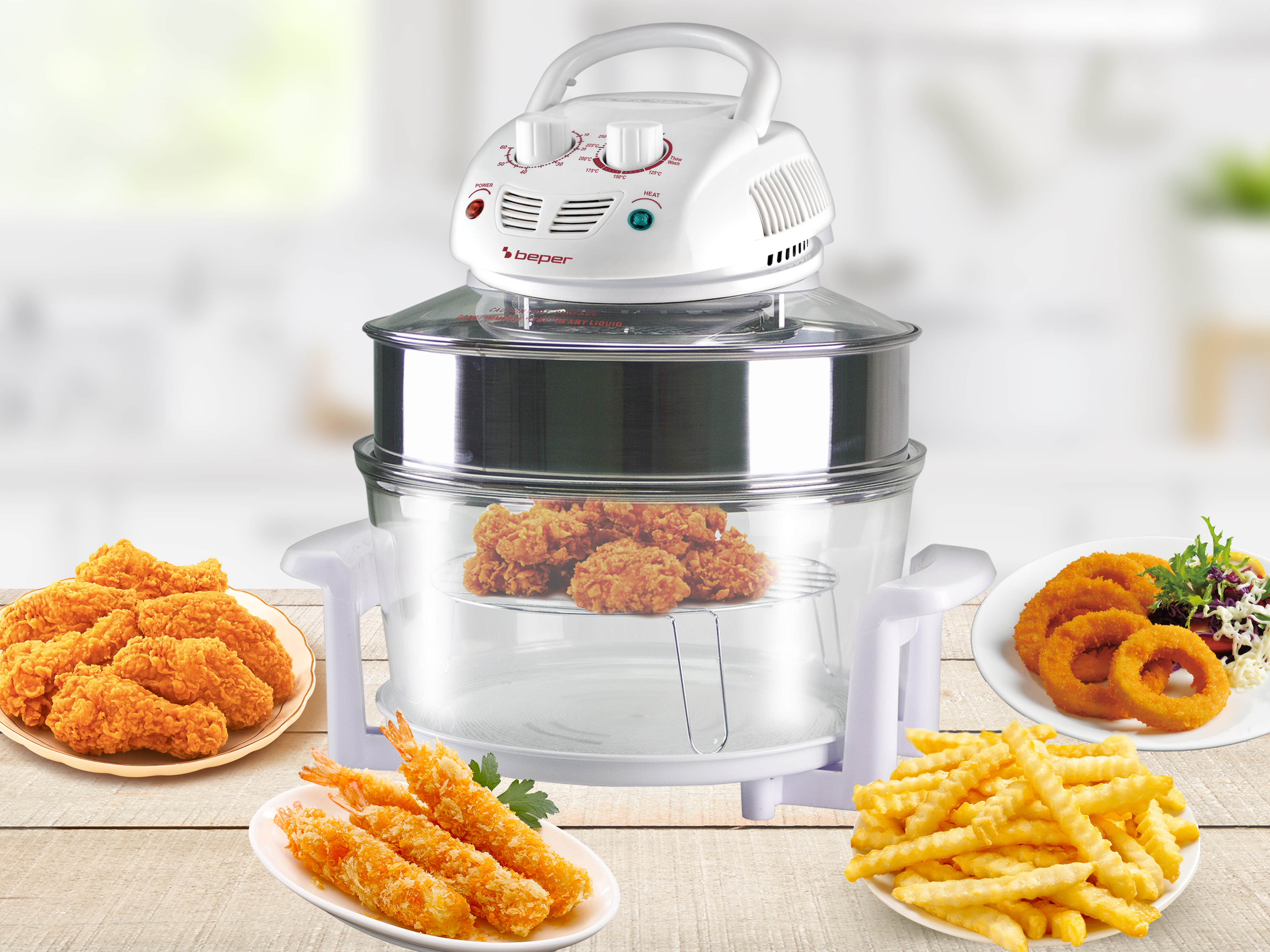 Una friggitrice ad aria con pollo fritto, anelli di cipolla, patatine fritte e gamberi. Lo sfondo è una finestra sfocata.