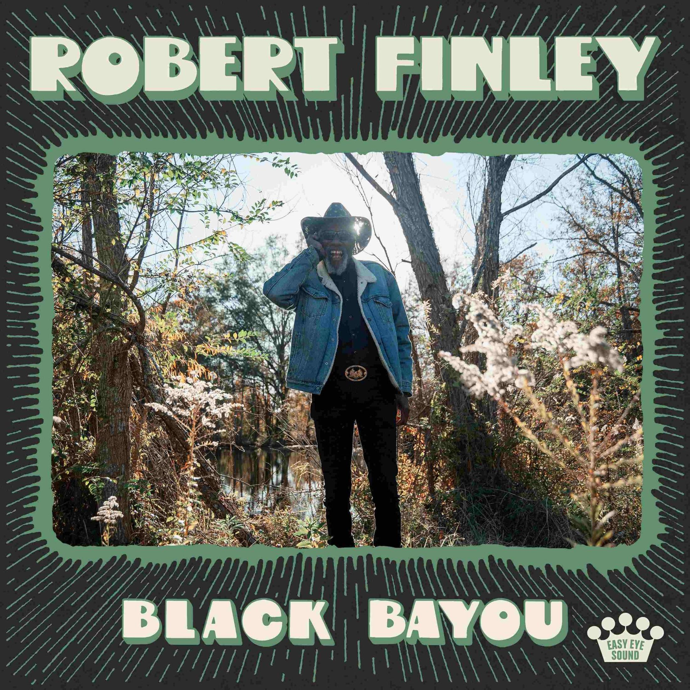 Copertina dell'album: Robert Finley in piedi nella natura, indossa una giacca di jeans, pantaloni neri e un cappello. Titolo: Black Bayou.