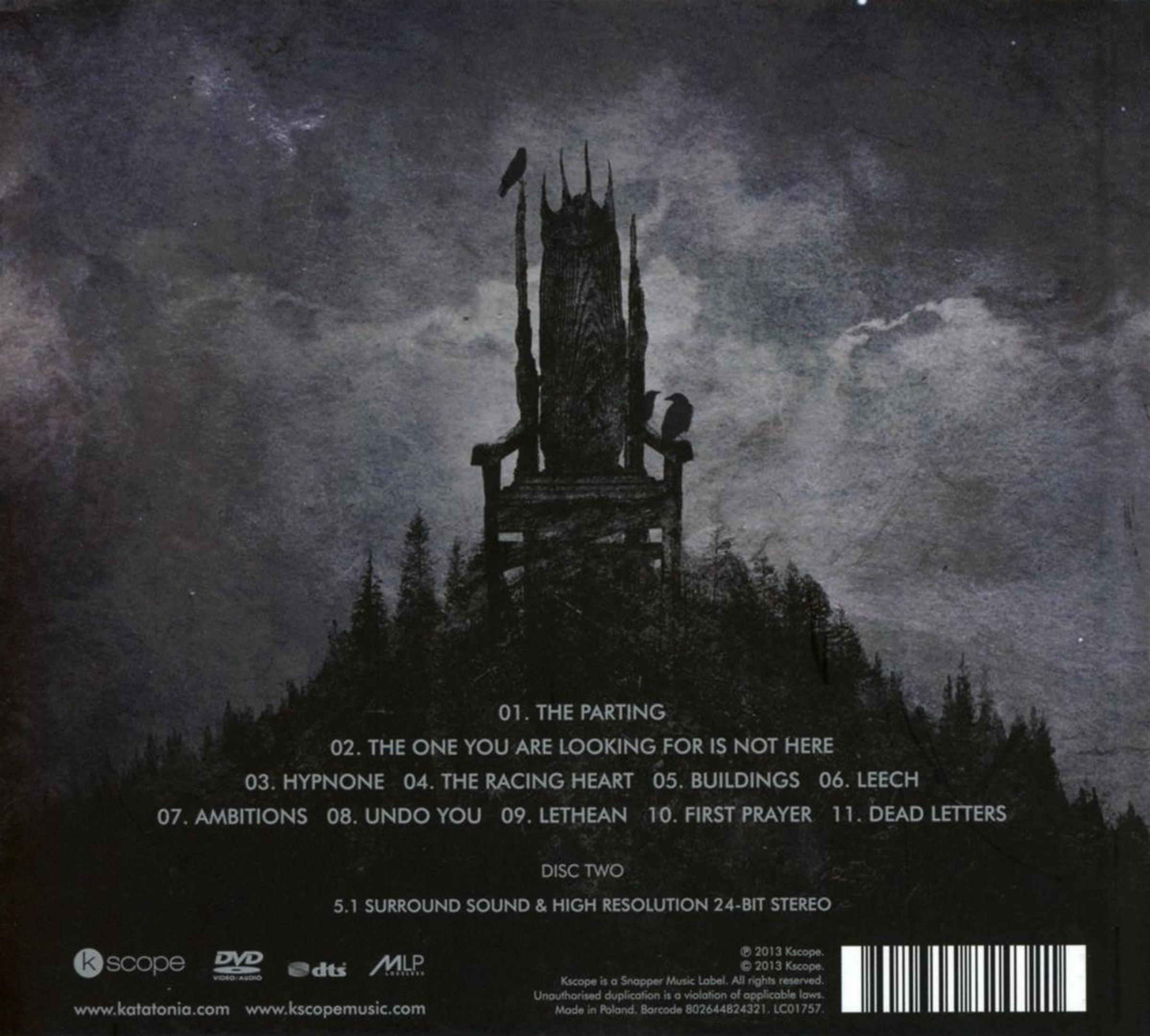 Dunkles Albumcover mit Thron auf Hügel, Krähen und Songtiteln. Dunkle, stimmungsvolle Ästhetik.