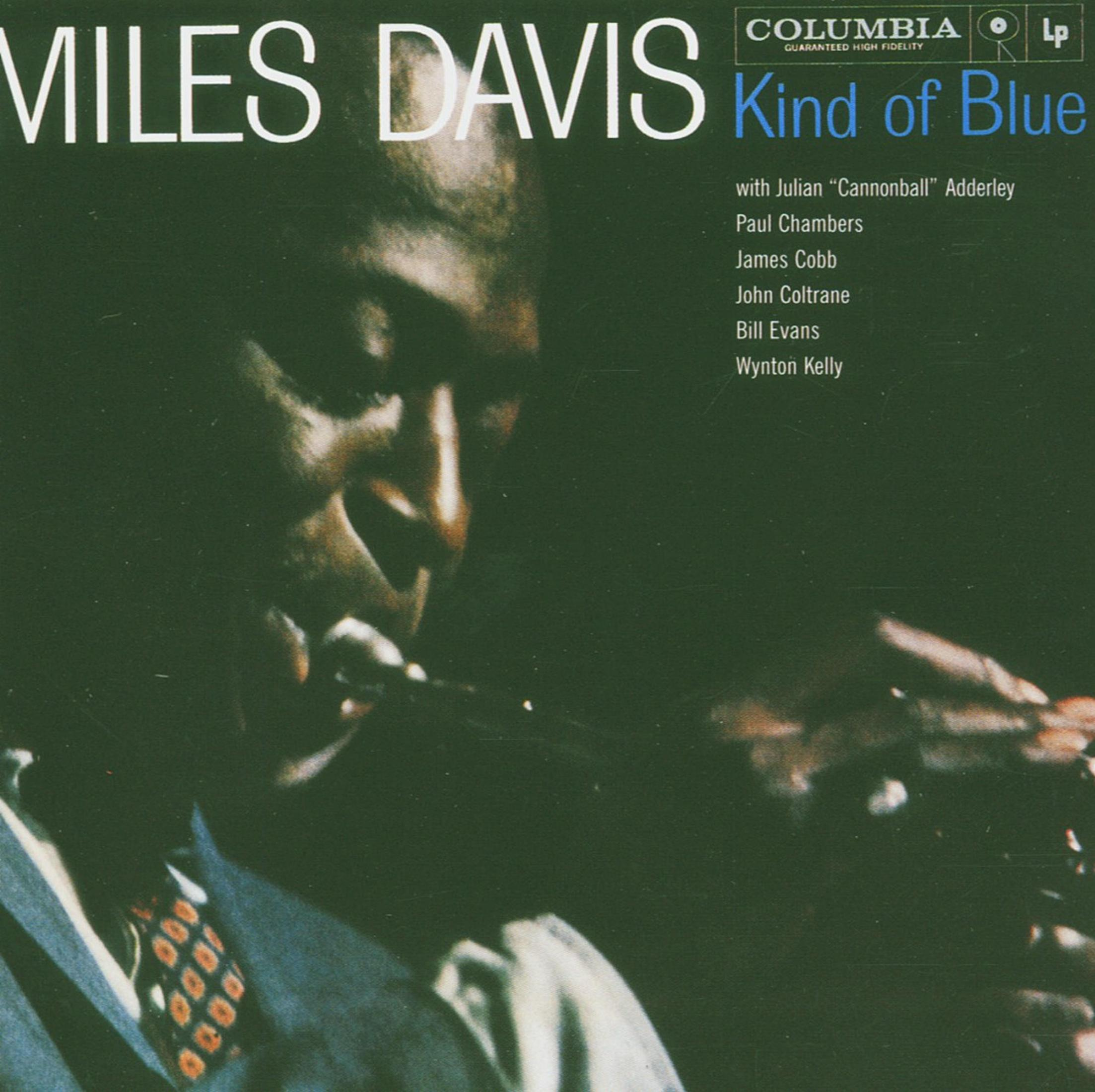 Albumcover von Miles Davis' 'Kind of Blue'. Zeigt eine Nahaufnahme von Davis beim Trompetenspiel, mit Titel und Credits.
