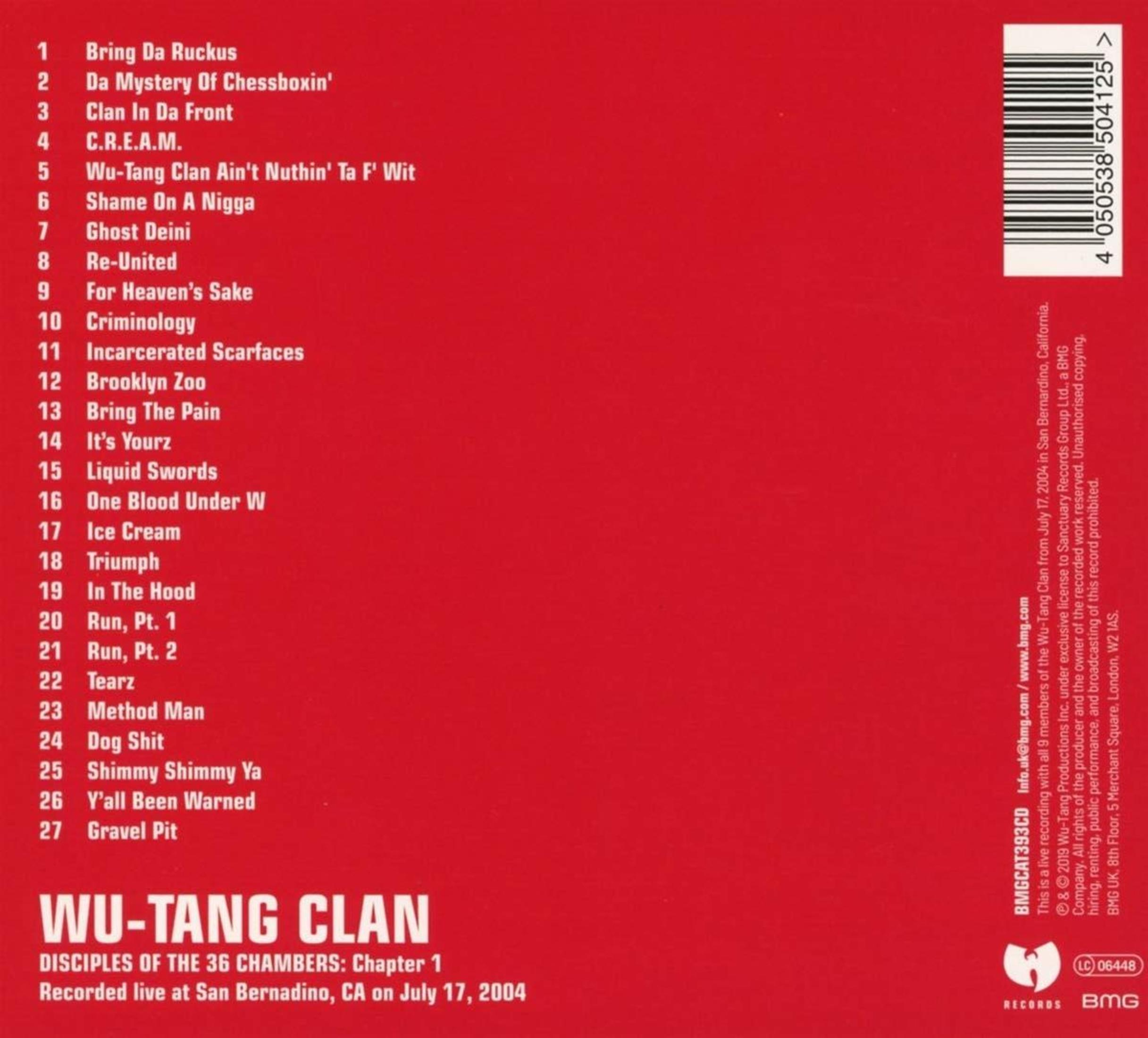 Das Albumcover ist rot mit weißen Titeln und dem Künstlernamen. Auf der rechten Seite befindet sich ein Barcode.