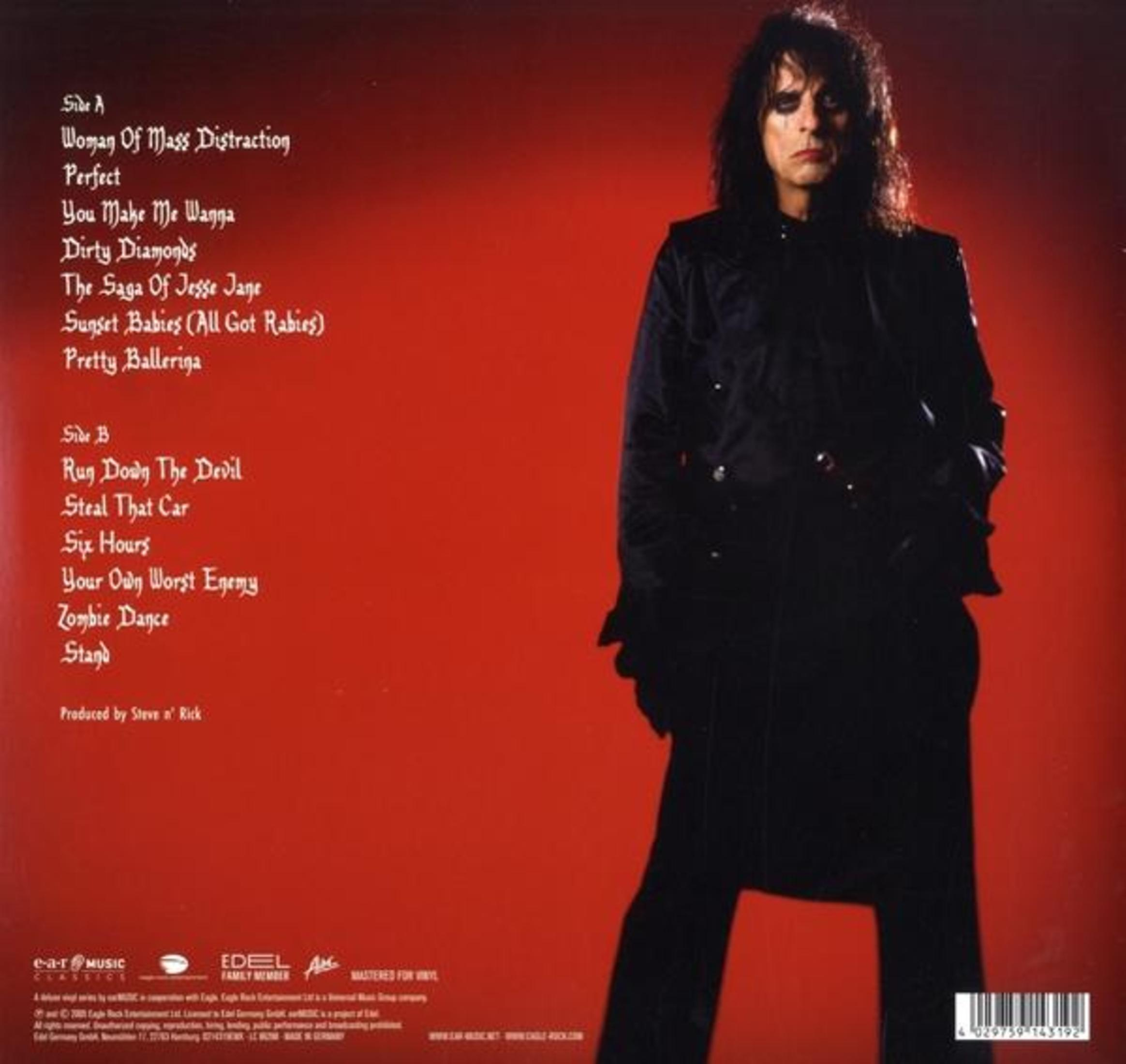 Alice Cooper in piedi su sfondo rosso, elenco tracce dell'album a sinistra. Indossa abiti neri e trucco scuro.