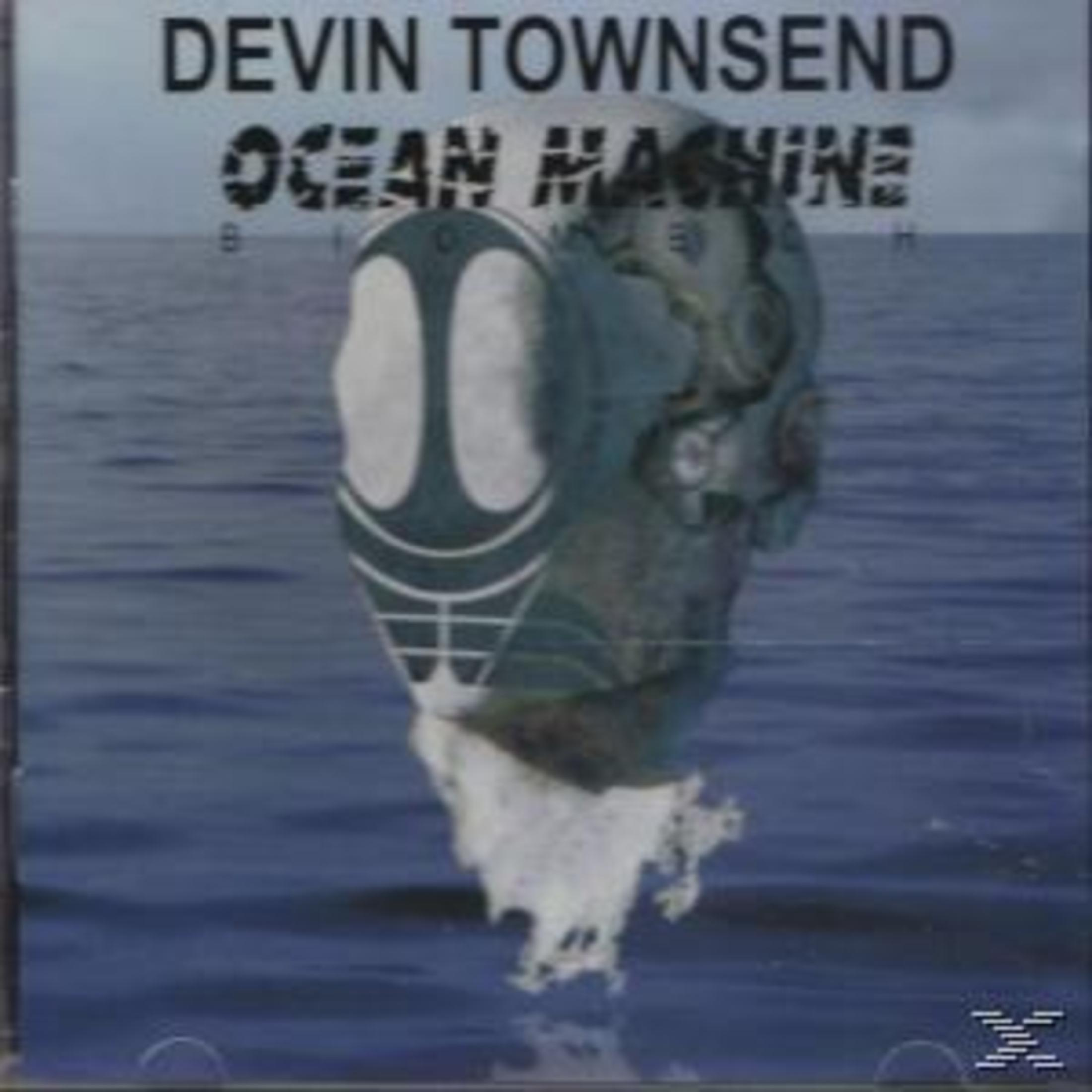 Albumcover. Devin Townsend's Ocean Machine. Ein gesichtsähnliches Bild über Wasser. Text steht oben.