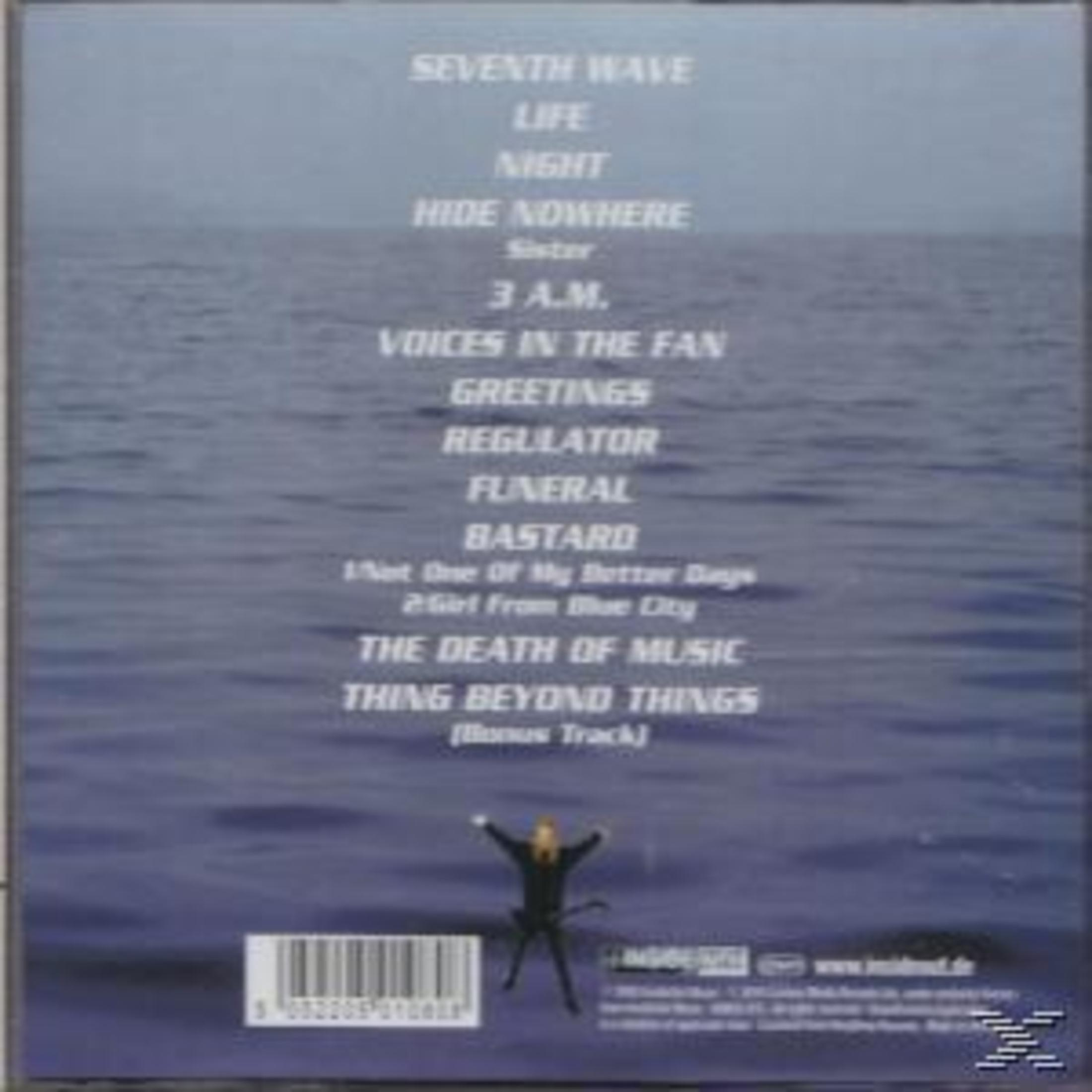 Albumcover mit Songtiteln auf blauem Hintergrund. Am unteren Rand befindet sich eine schwarze Figur. Im Hintergrund ist das Meer.