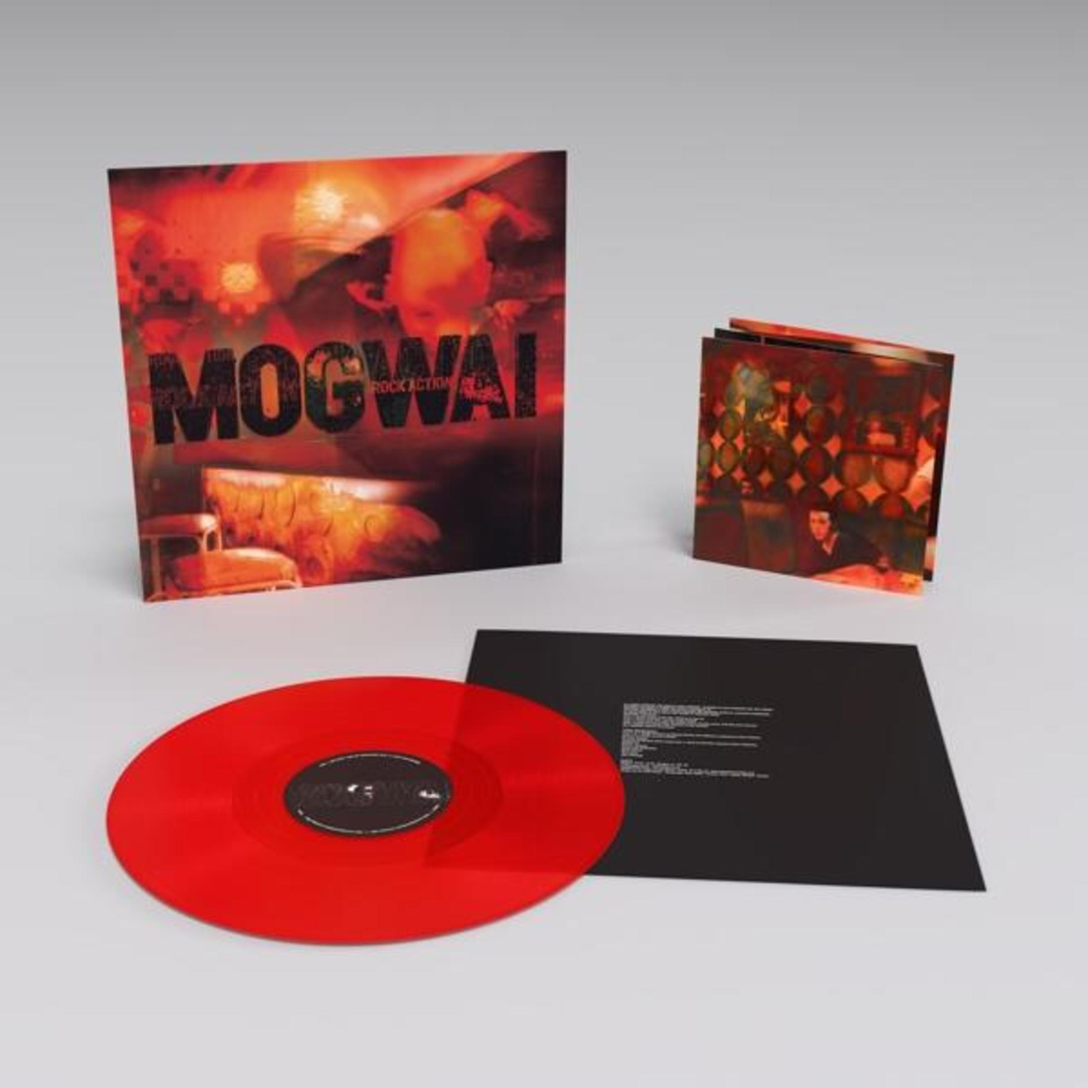 Vinile rosso accanto alla copertina dell'album e all'inserto. La copertina presenta il nome della band in maiuscolo.