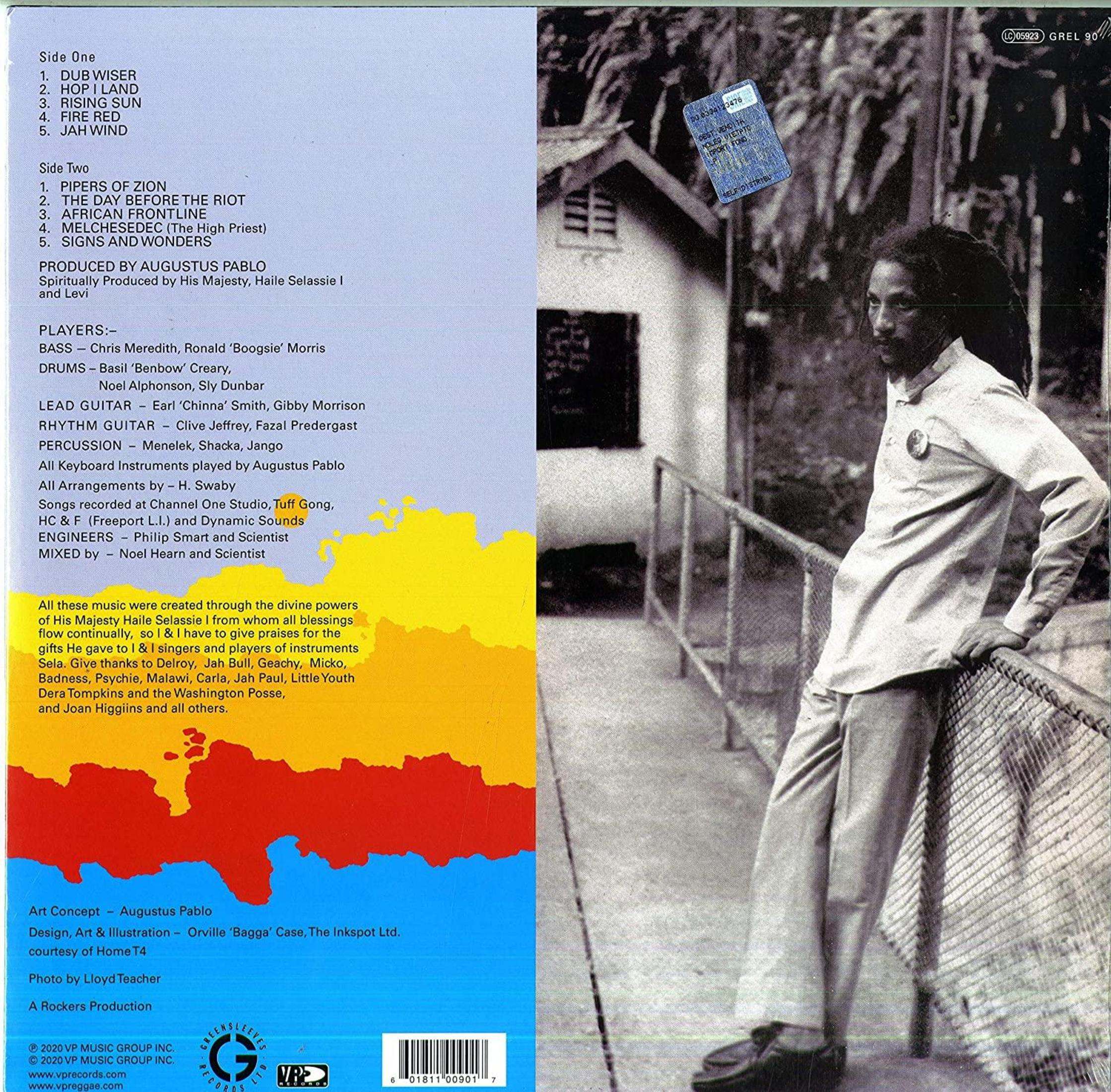 Albumcover mit Titelliste, Credits und einem Bild eines Mannes mit Dreadlocks.