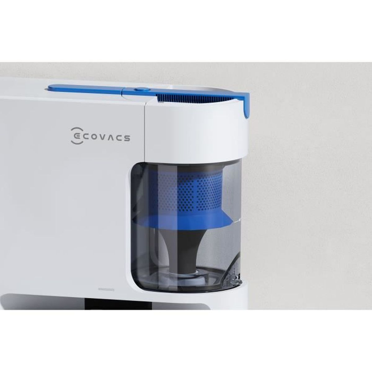 Gros plan sur un aspirateur Ecovacs blanc. Il a un filtre et des accents bleus.