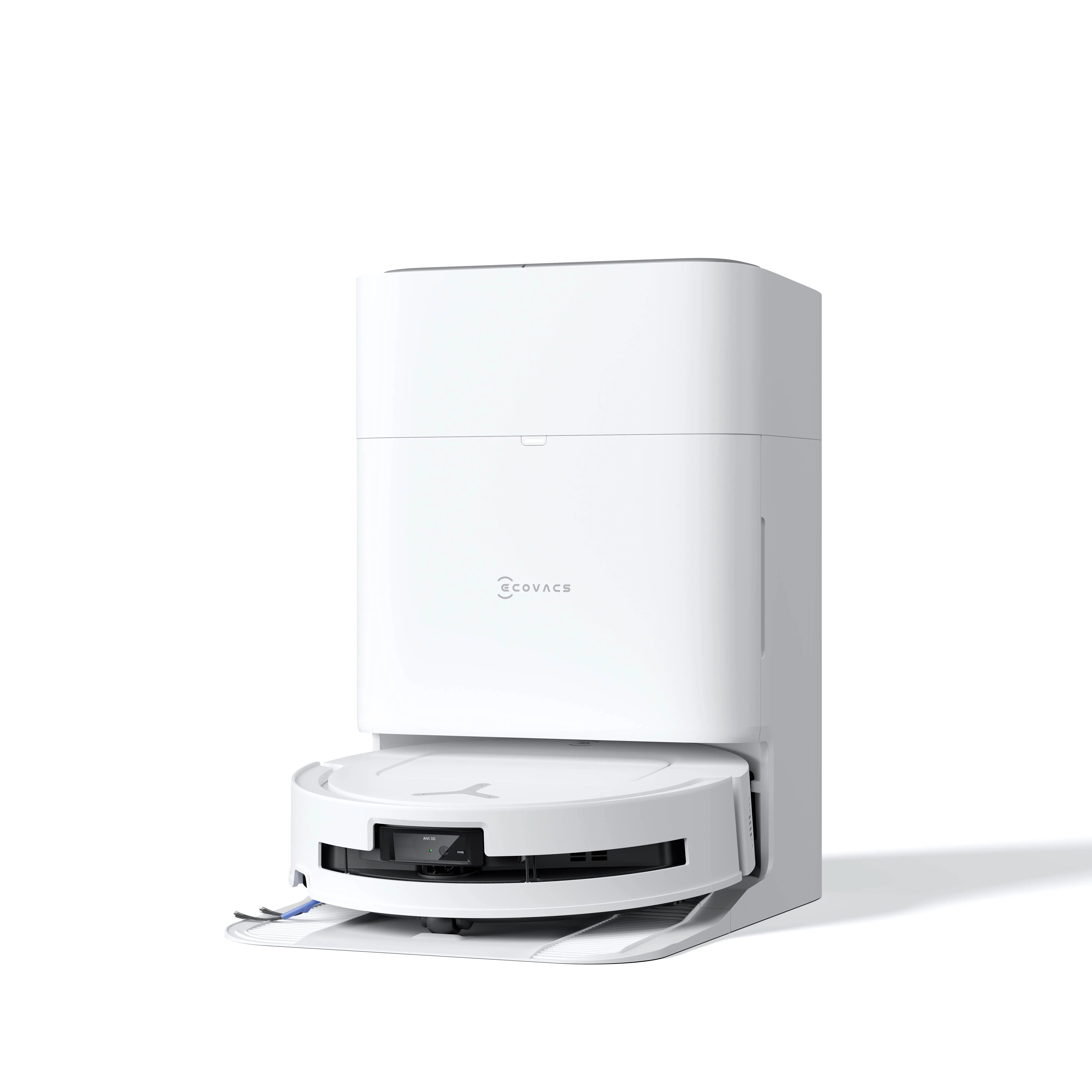 Beyaz bir Ecovacs robot süpürge ve beyaz zemin üzerine bir şarj istasyonu. Süpürge istasyona yerleştirilmiş.