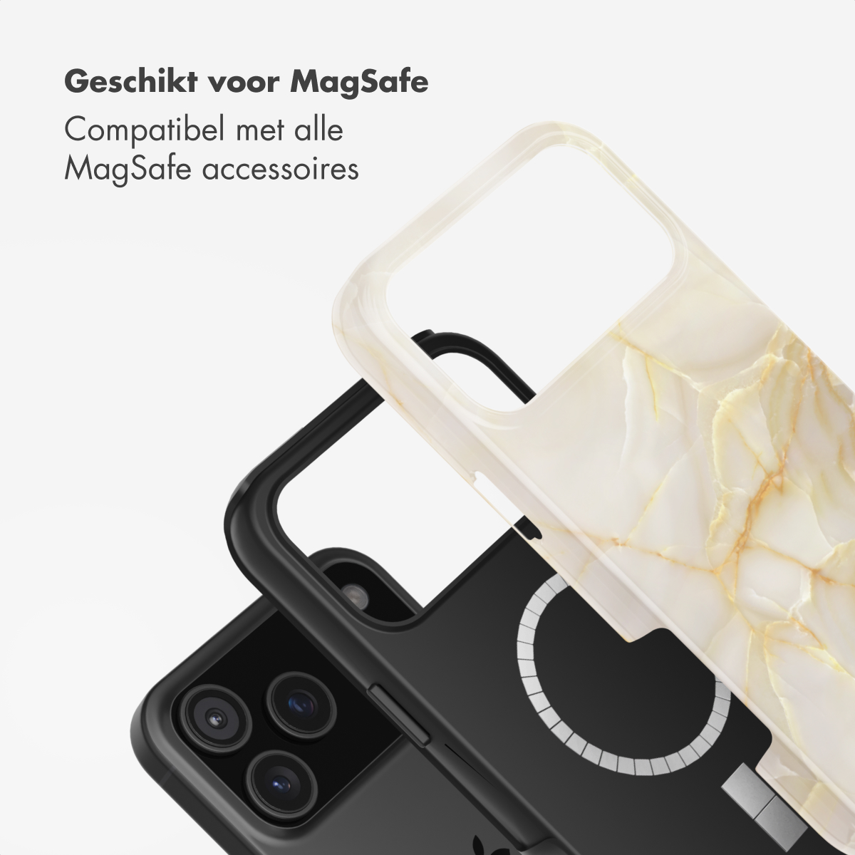 Een zwarte iPhone met een zwarte hoes en een crèmekleurige hoes met een marmerpatroon. Tekst bovenaan: Geschikt voor MagSafe.