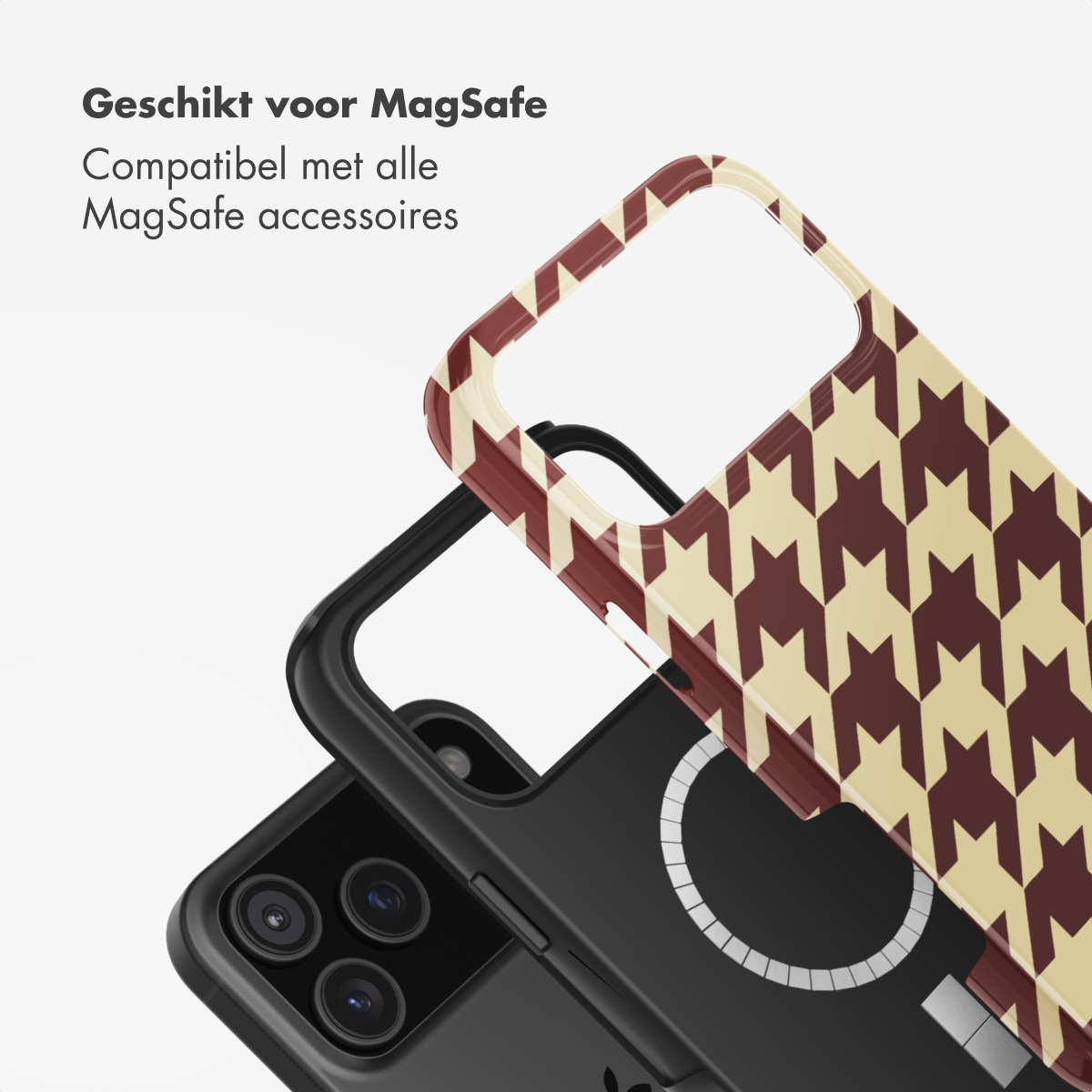 Telefoonhoesje met een hondenstooth patroon in bordeauxrood en crème, zwarte telefoon eronder, witte achtergrond, tekst bovenaan.