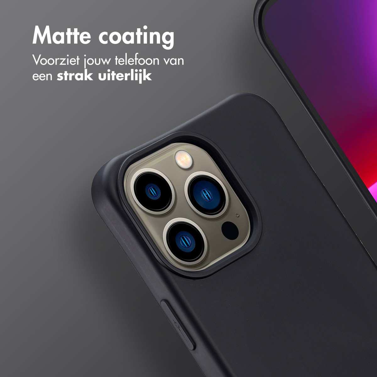 Close-up van een zwarte telefoonhoes met drie cameralenzen. Tekstoverlays: 'Matte coating' en Nederlandse tekst.