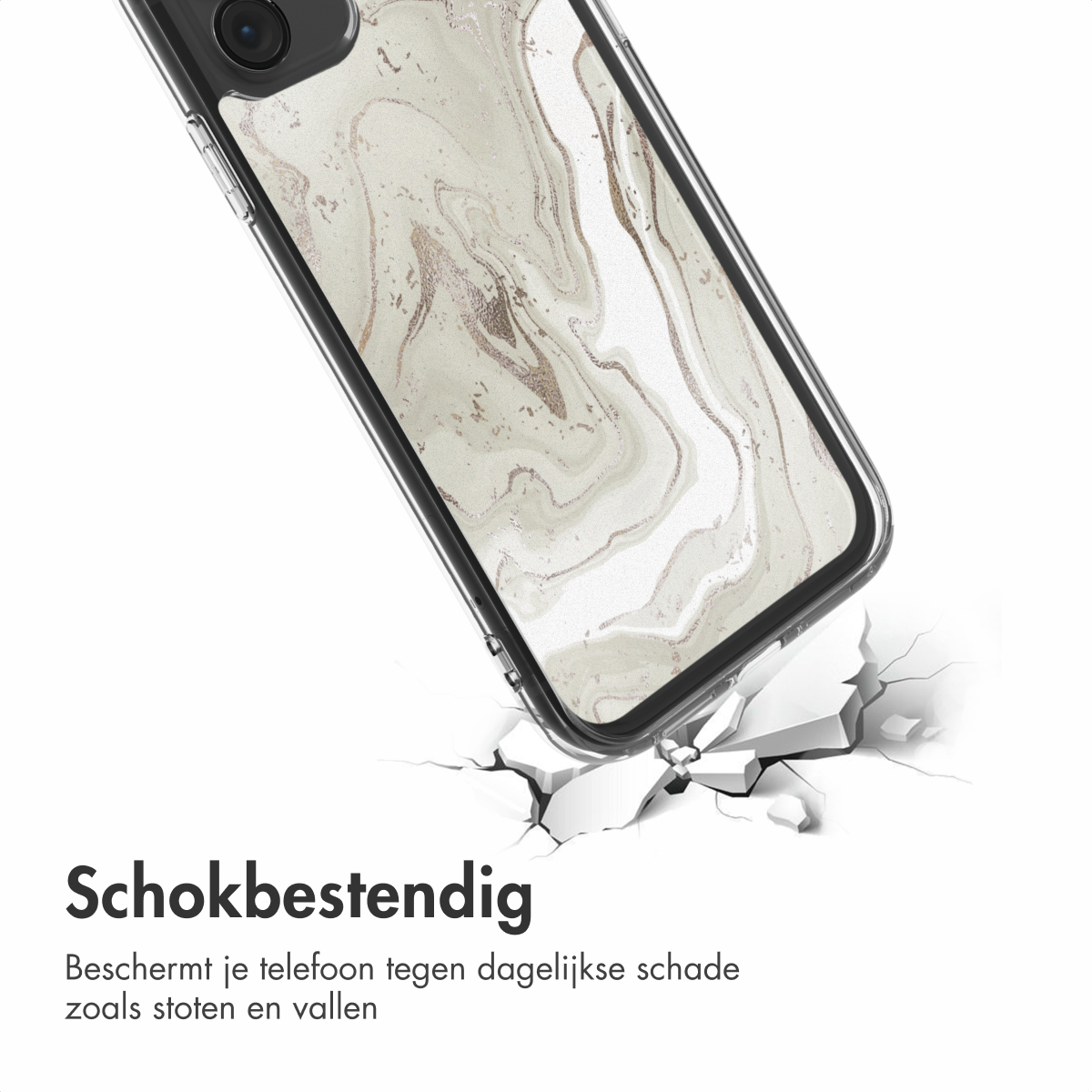 Een telefoonhoesje met marmerdesign breekt een wit oppervlak. De hoes is transparant met marmerdesign. Het oppervlak is gebarsten.