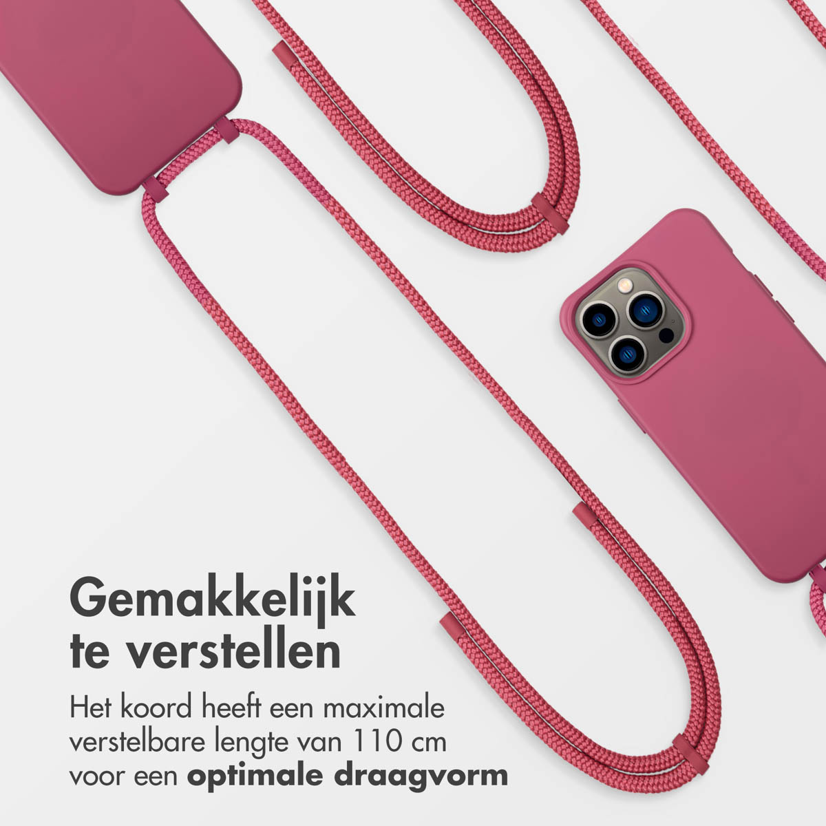 Een roze telefoonhoesje met bijpassend koord. Tekst geeft verstelbare lengte tot 110 cm voor optimaal draagcomfort. Witte achtergrond.