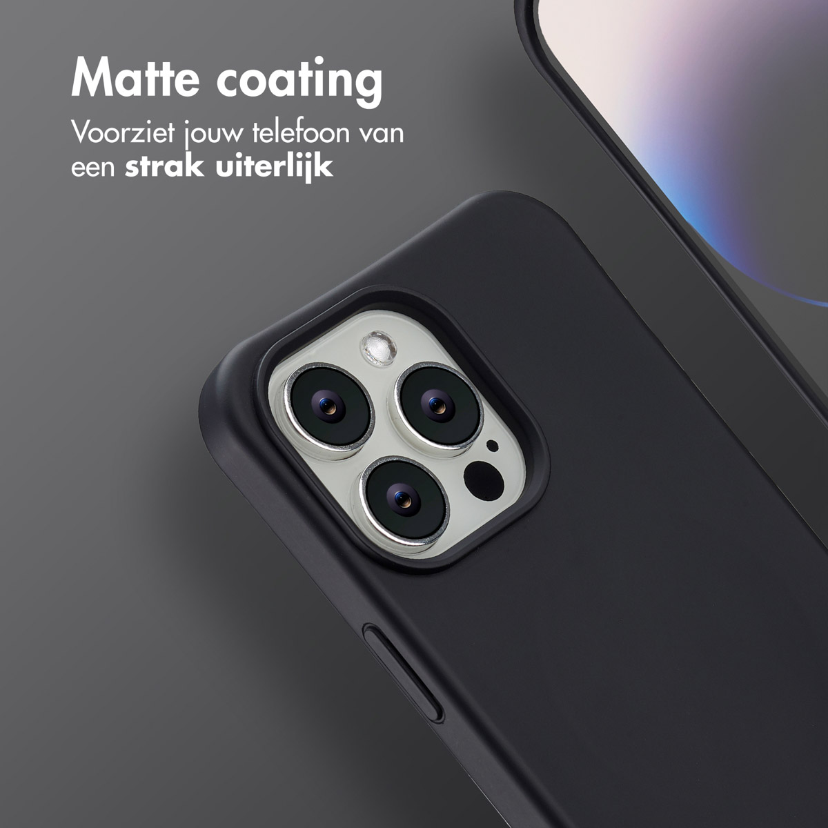Close-up van een zwarte telefoonhoes met cameralenzen. Tekst bovenaan zegt 'Matte coating'. De achtergrond is donkergrijs.