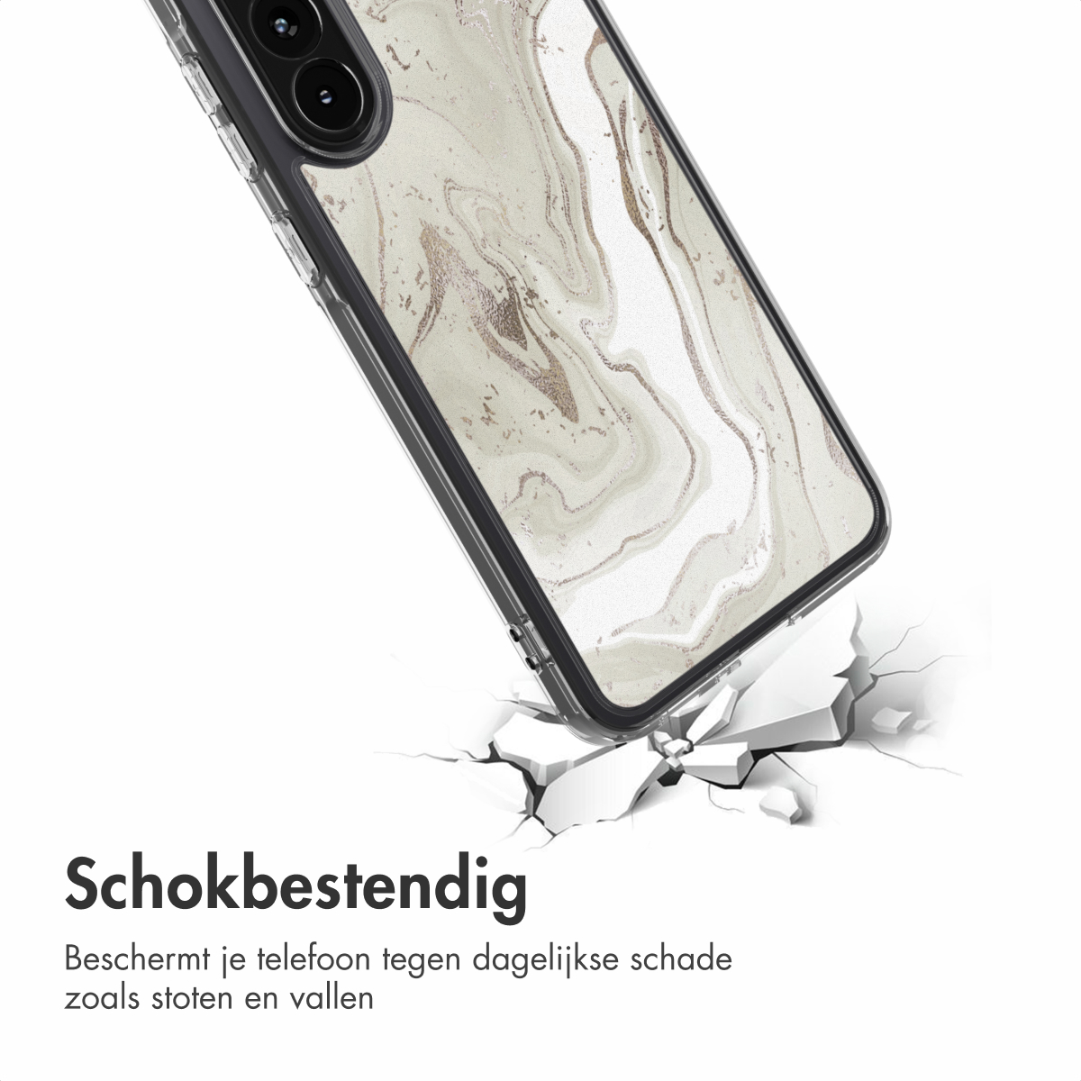 Telefoonhoesje met marmerdesign, op gebarsten grond, suggereert schokbestendigheid. Tekst eronder: 'Schokbestendig' en details.
