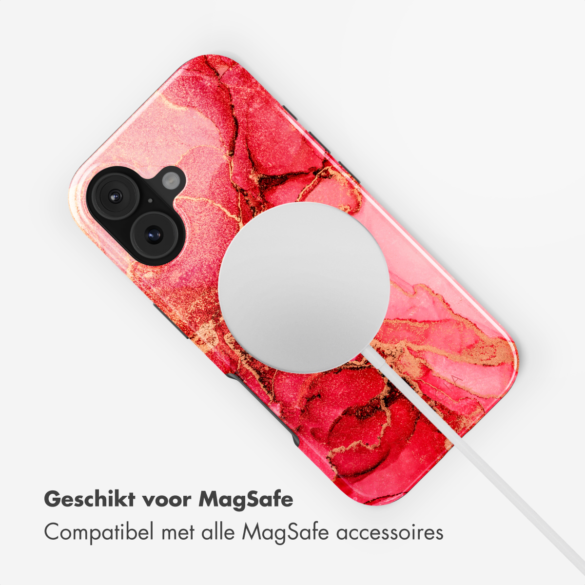 Een rood-gouden telefoonhoesje met een witte MagSafe-oplader bevestigd, schuin op een witte achtergrond.