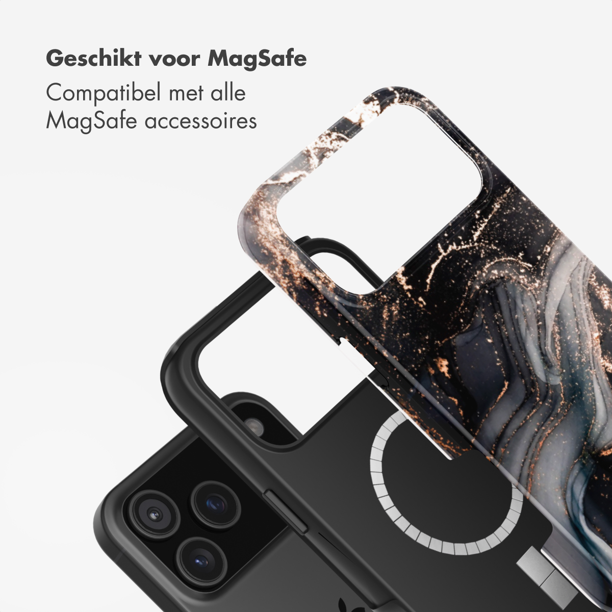 Close-up van een telefoonhoesje met een marmeren design. De telefoon is zwart en de hoes is gedeeltelijk opgetild om de MagSafe-functie te laten zien.